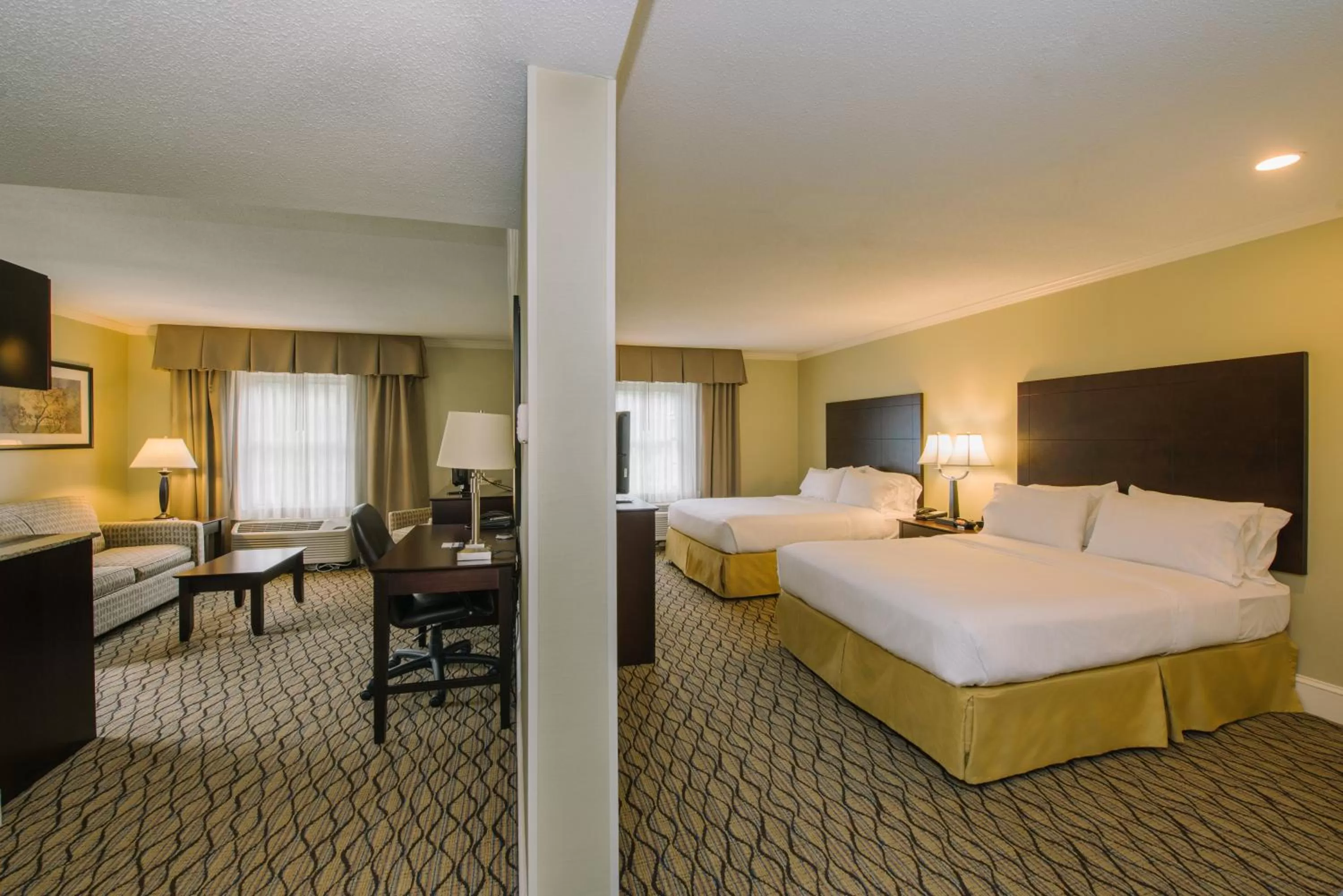 Photo of the whole room, Bed in Holiday Inn Express and Suites Merrimack by IHG