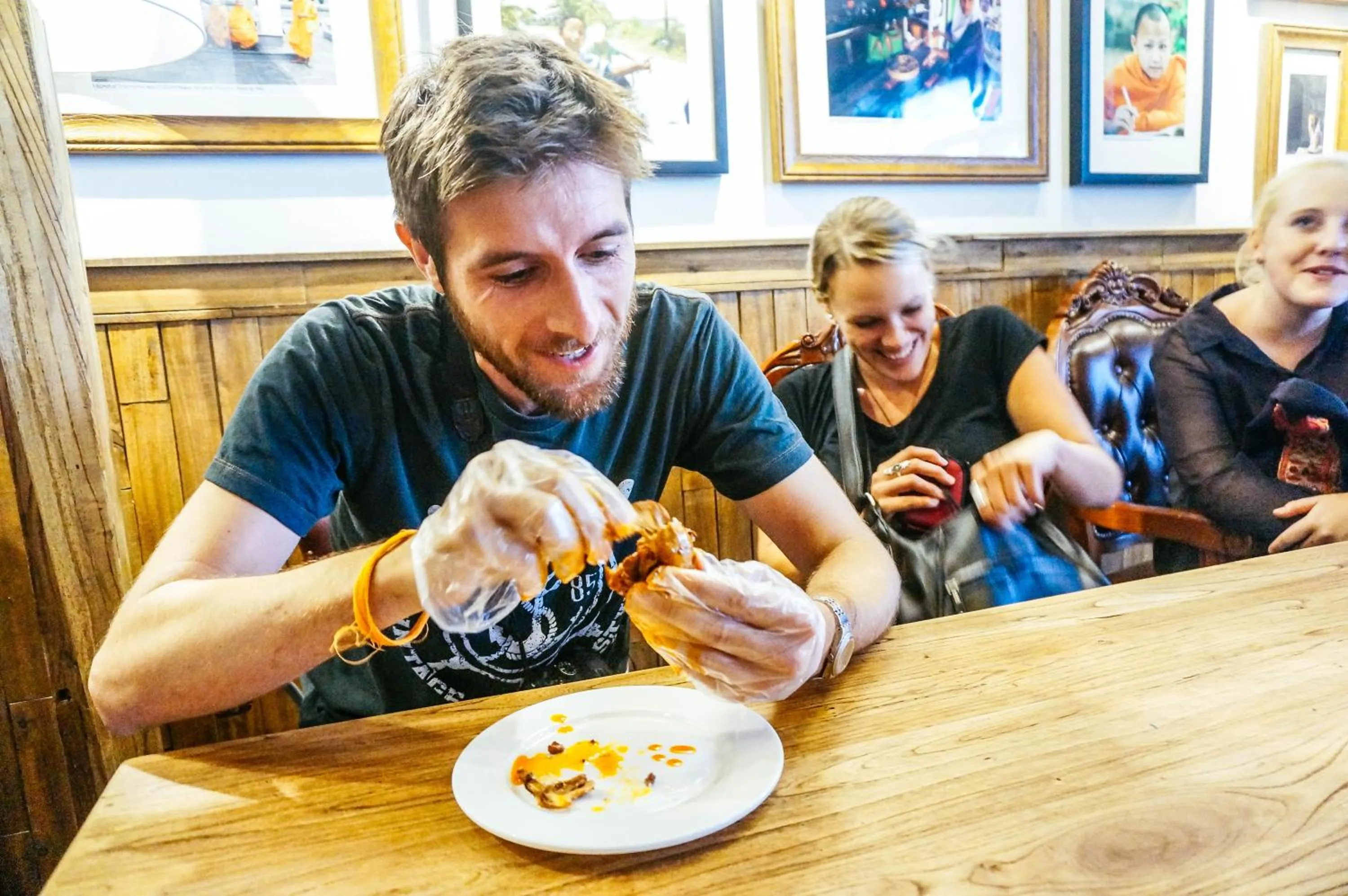 Lounge or bar in SONDERIA Lazybones Hostel- Wenshu Temple Side, Chill Hostel with All-Day Brunch, Travel Agency in English & Local Bar Vibes