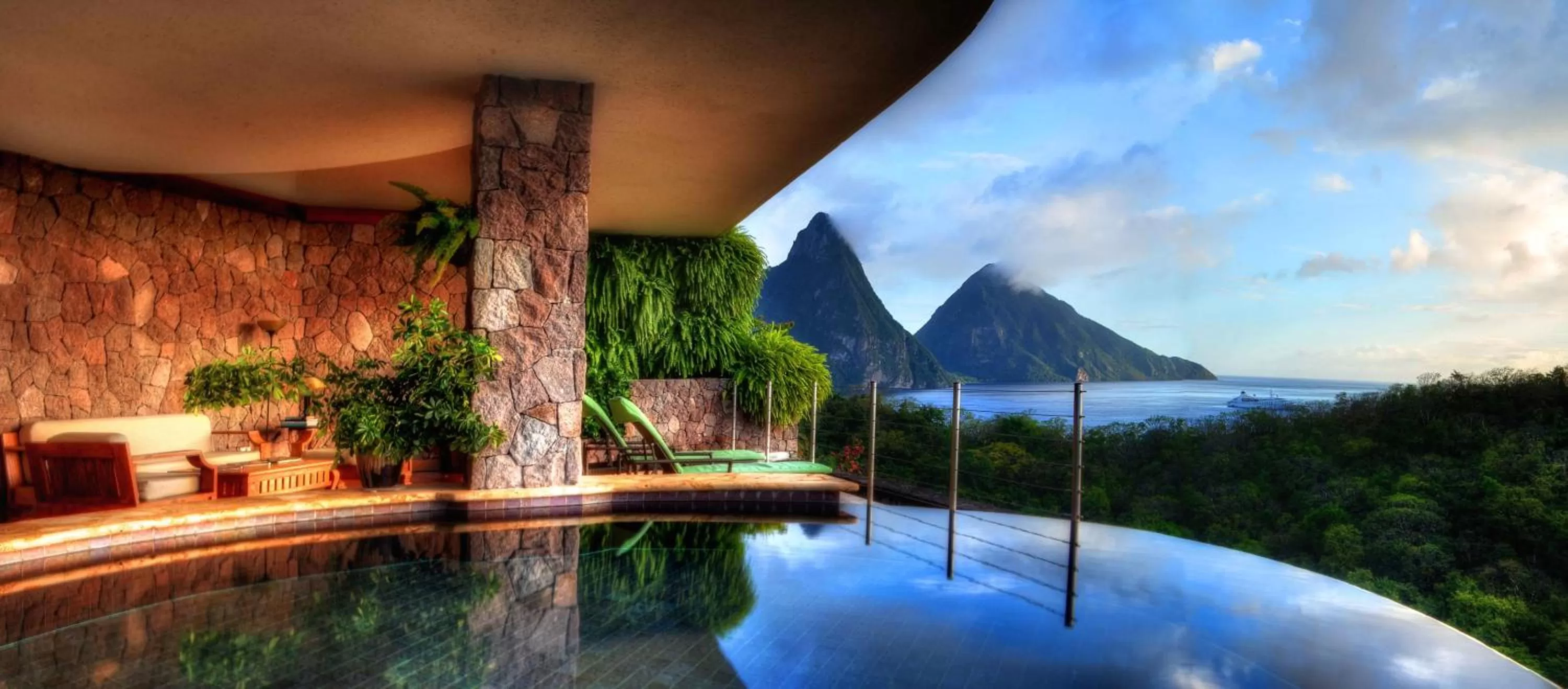 Facade/entrance in Jade Mountain
