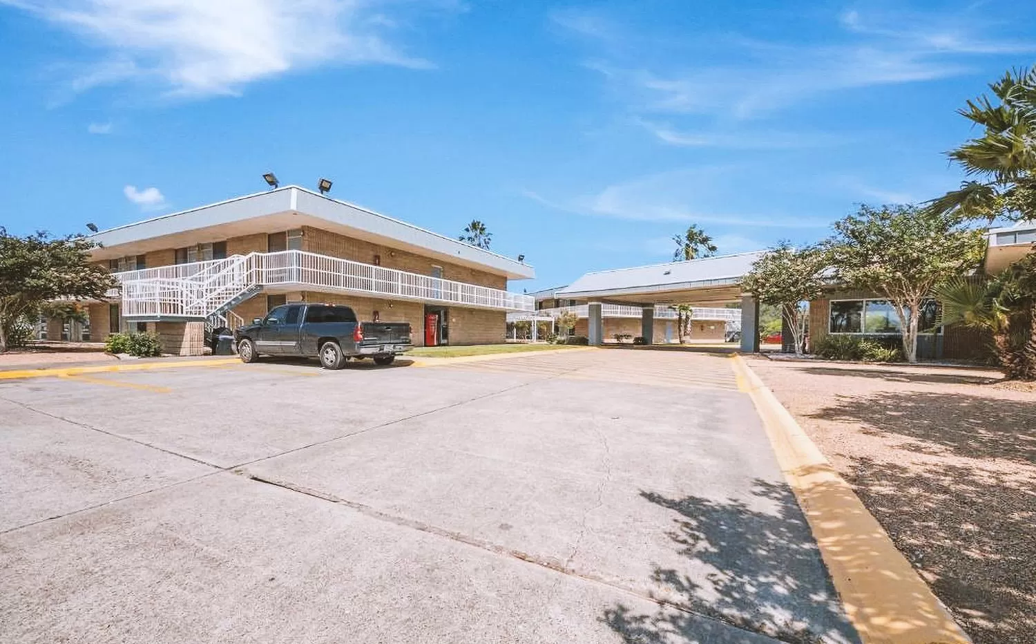 Property building in Sky Palace Inn & Suites By Jasper Beeville