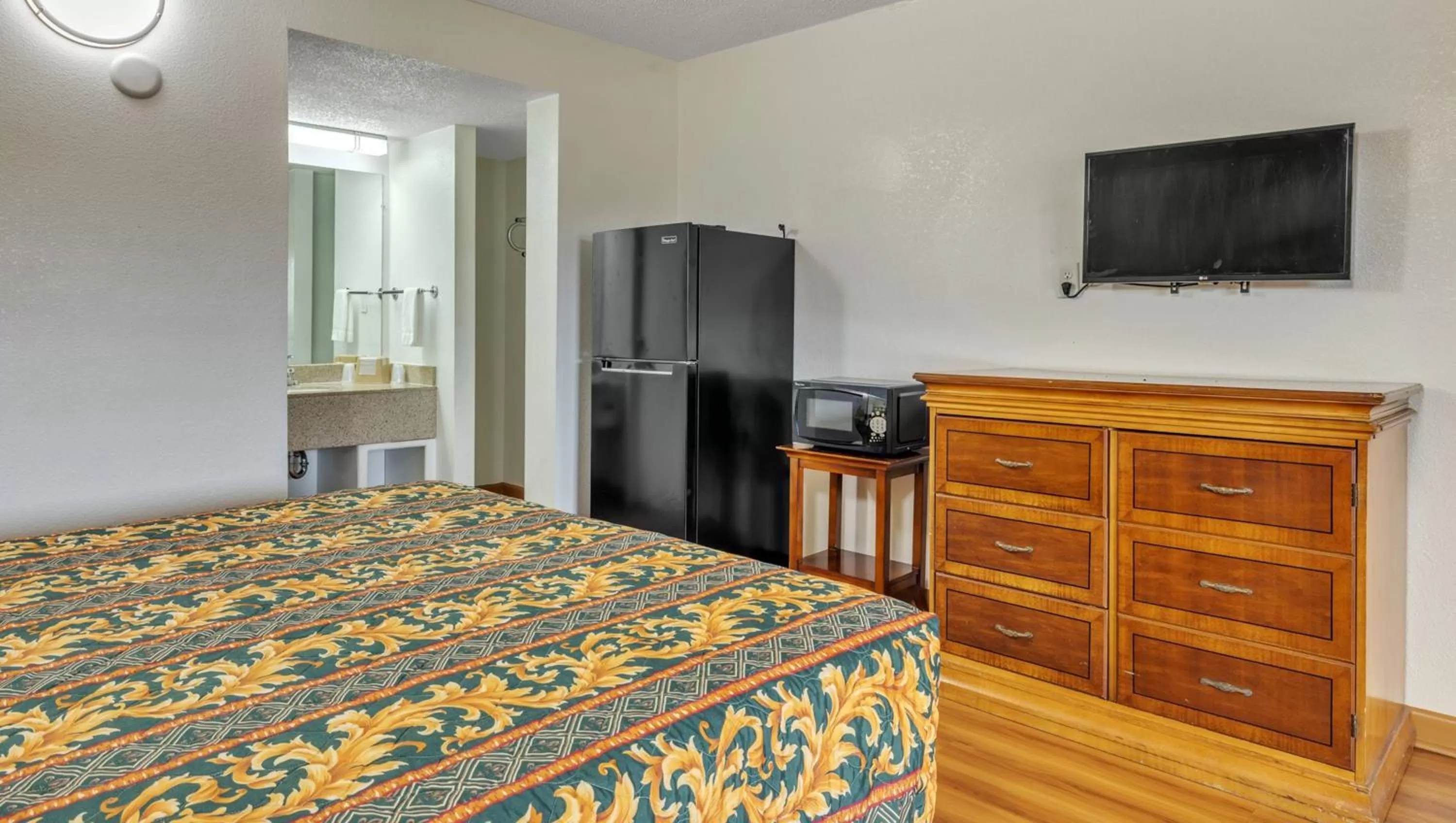 Bedroom, Bed in Studios and Suites 4 Less Emporia