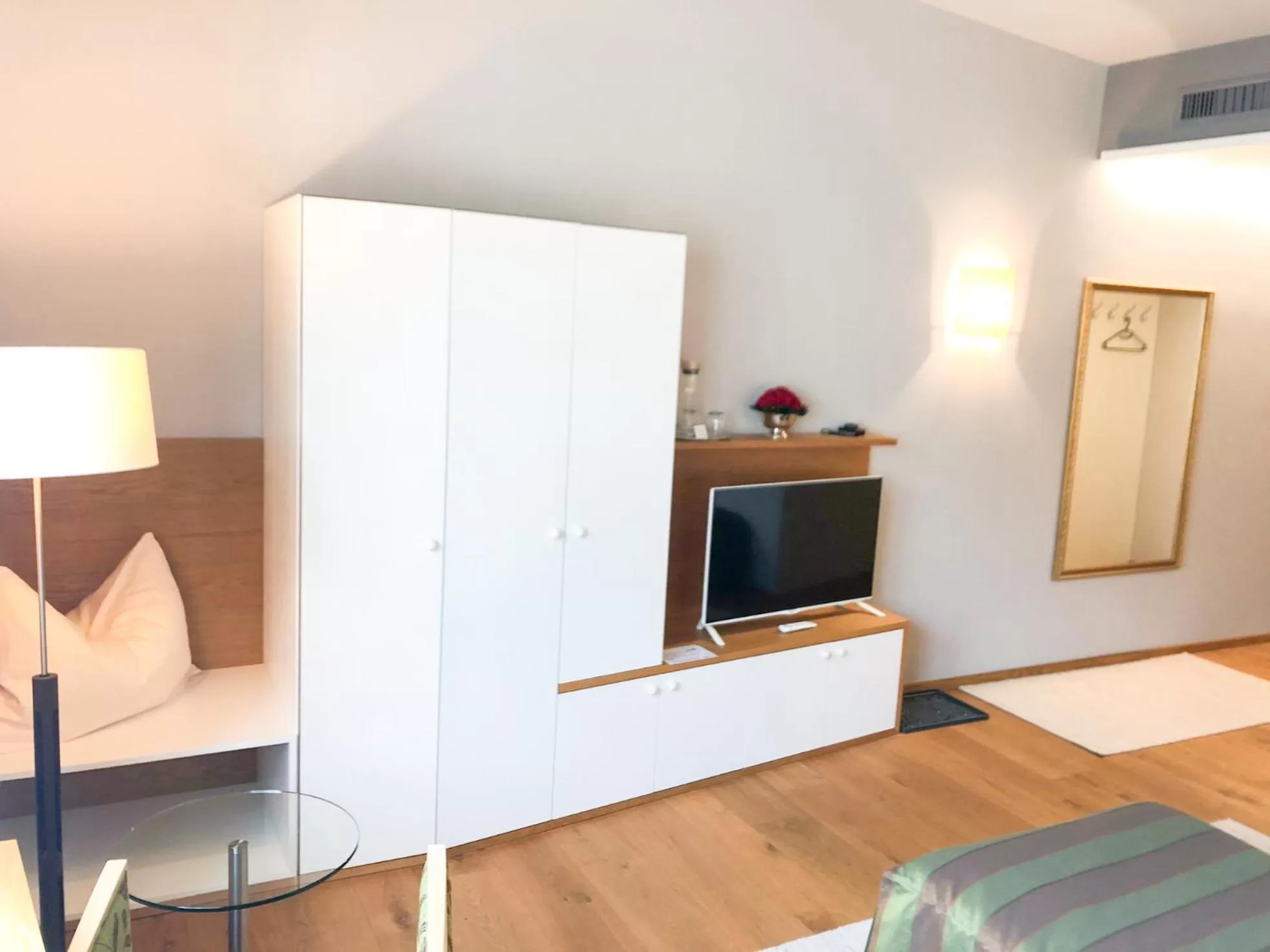 TV and multimedia, TV/Entertainment Center in Die Schmiede