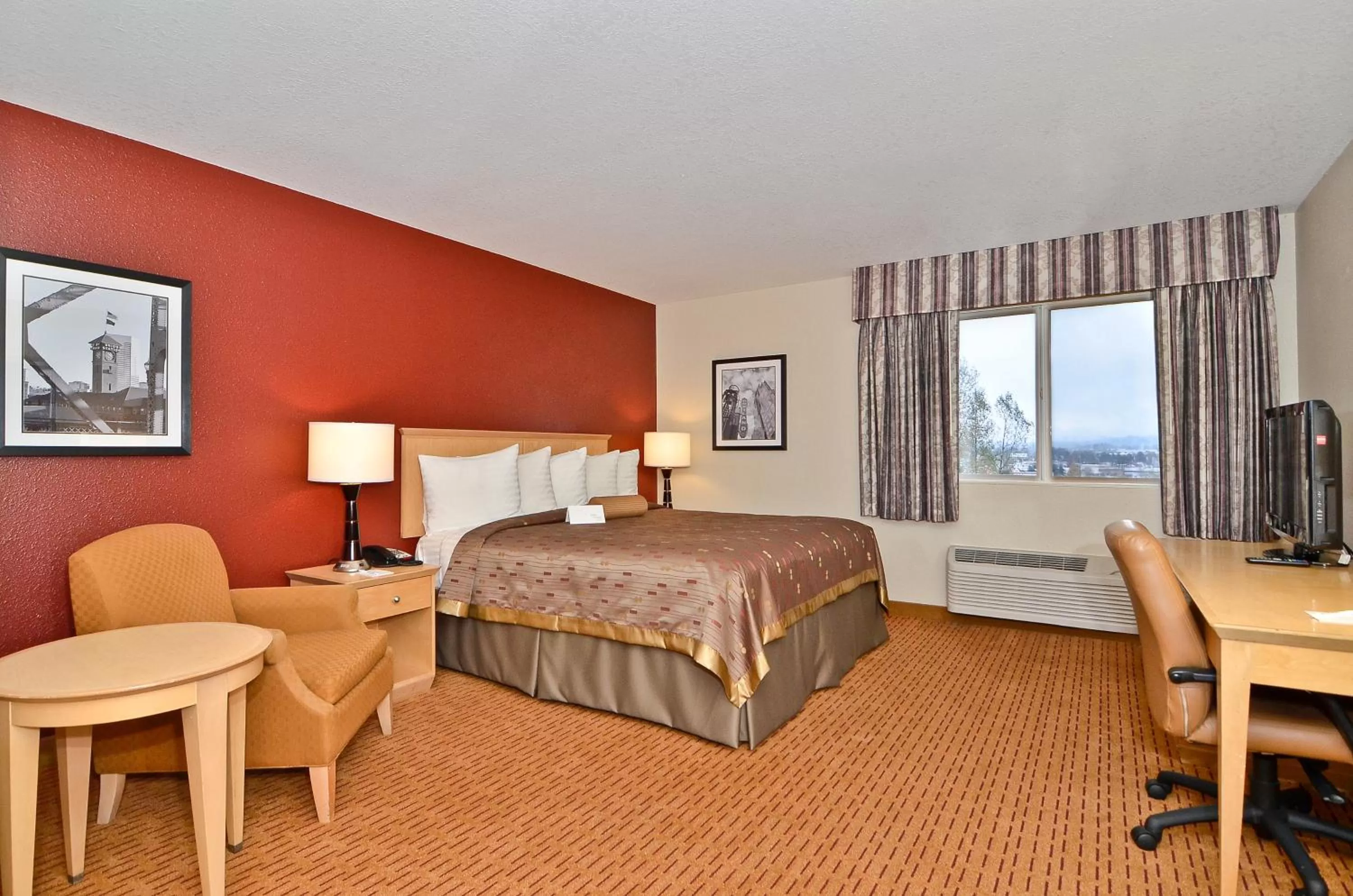 Photo of the whole room, Bed in Clackamas Inn and Suites