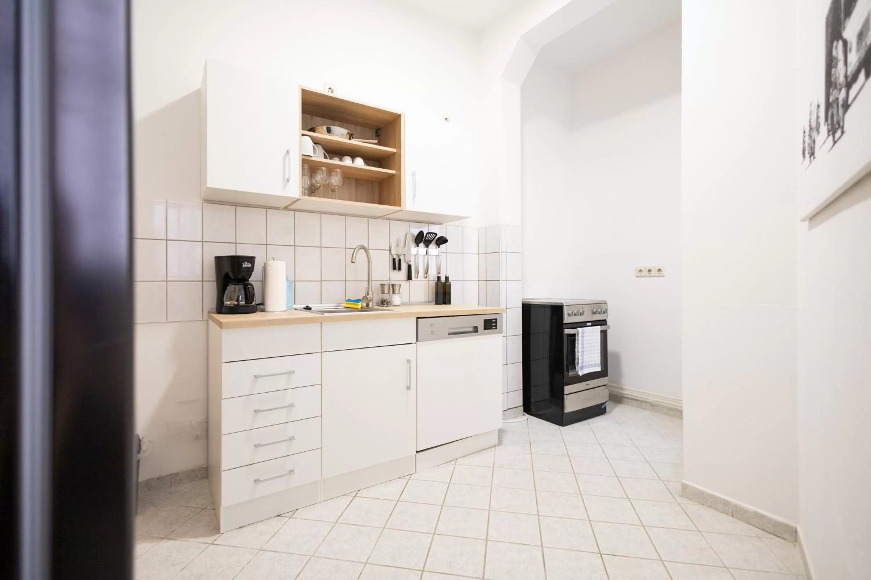 Coffee/tea facilities, Kitchen/Kitchenette in Ko-Living Space an der Oper - Street Art Design Apartments