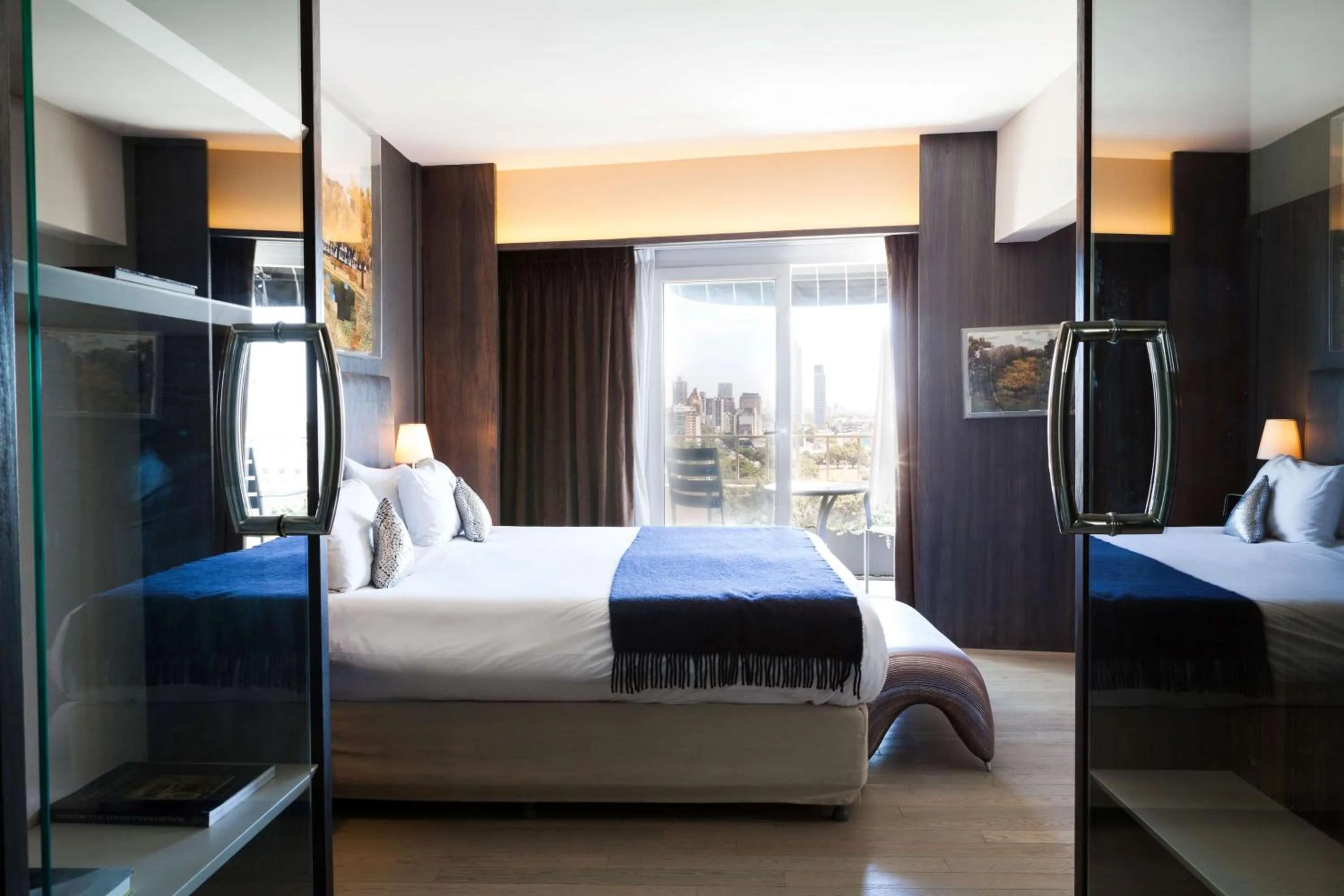 Photo of the whole room, Bed in Esplendor Plaza Francia