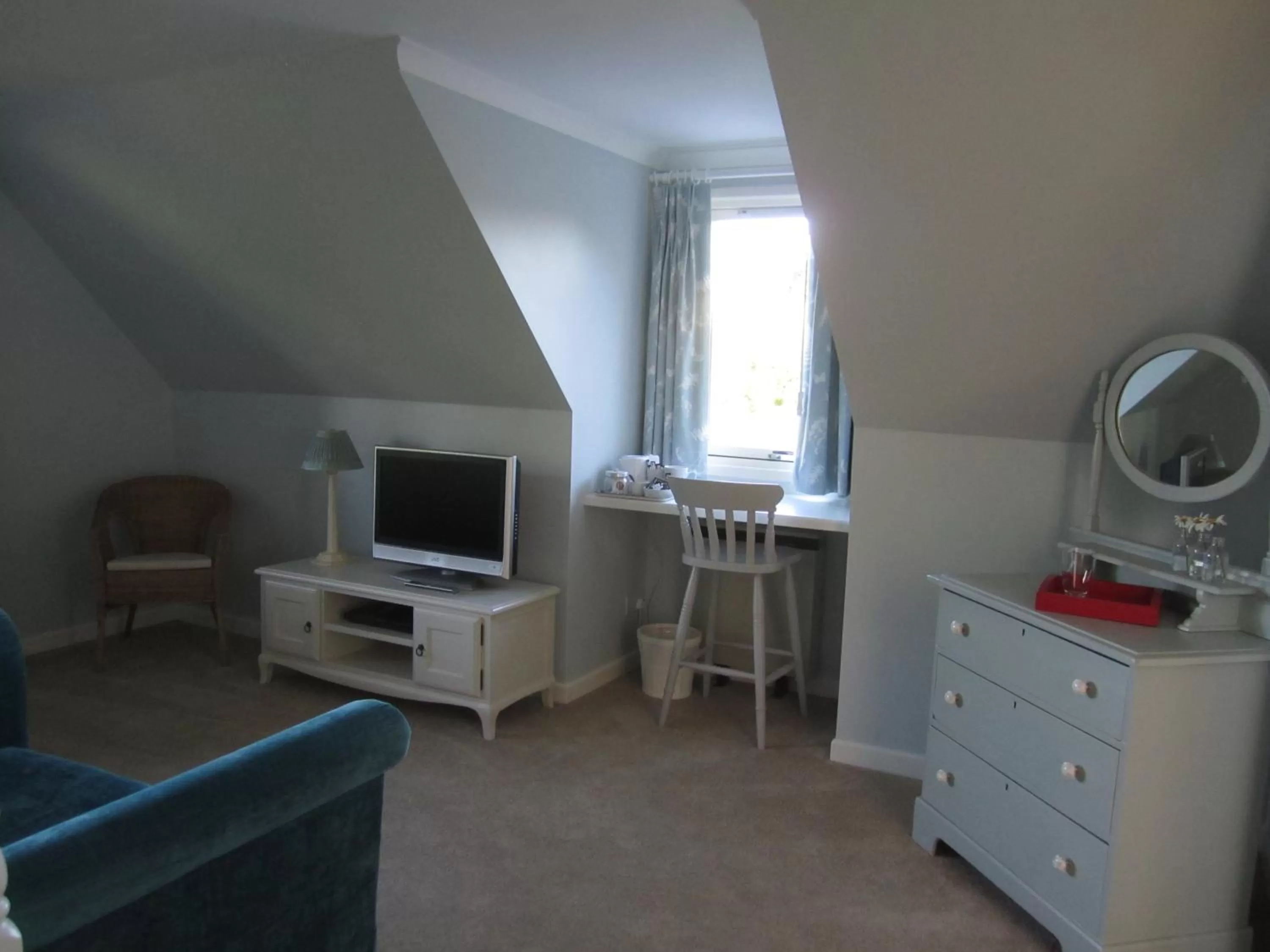 Bedroom, TV/Entertainment Center in Hare Lodge B&B