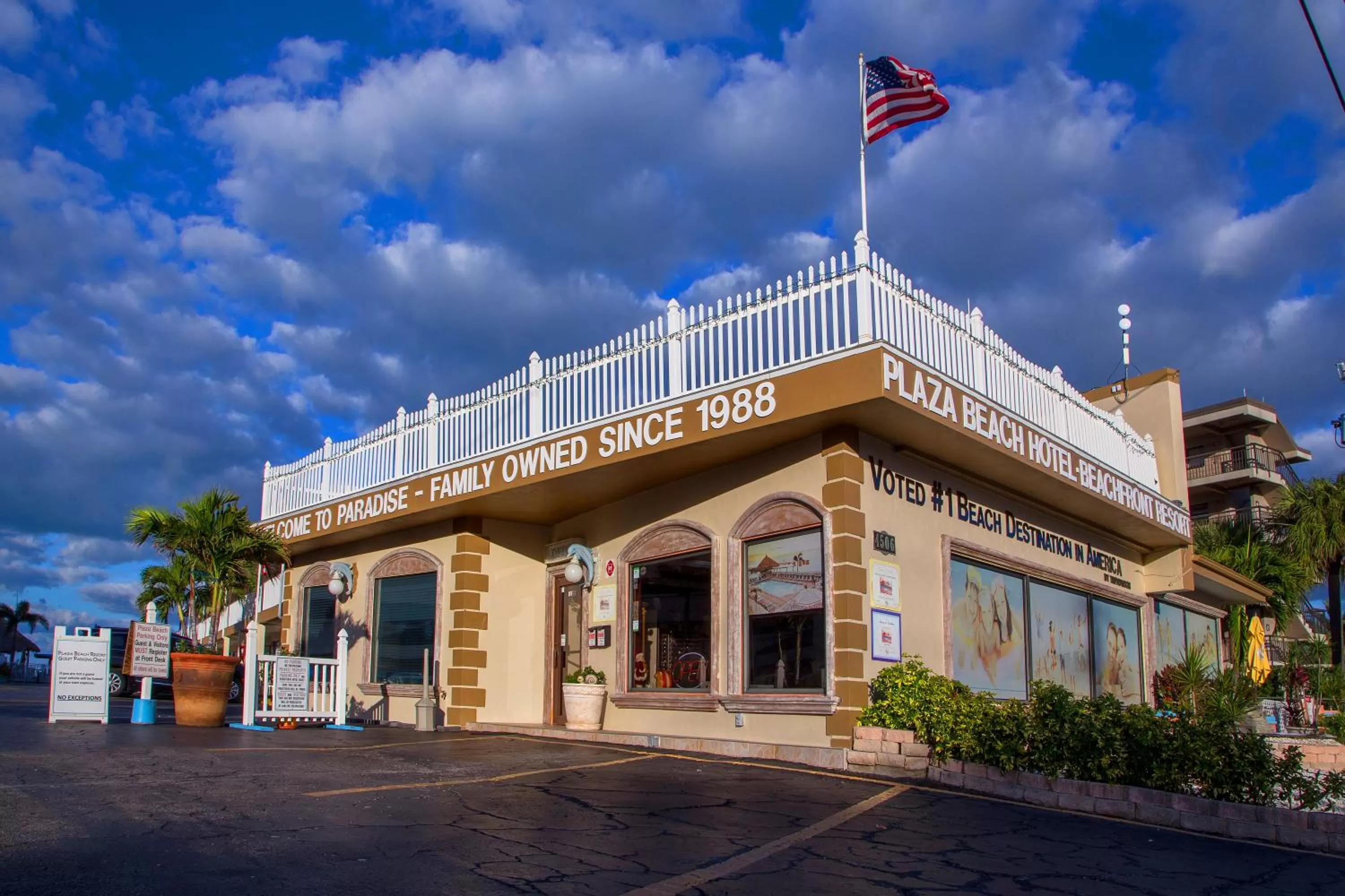 Facade/entrance in Plaza Beach Hotel - Beachfront Resort