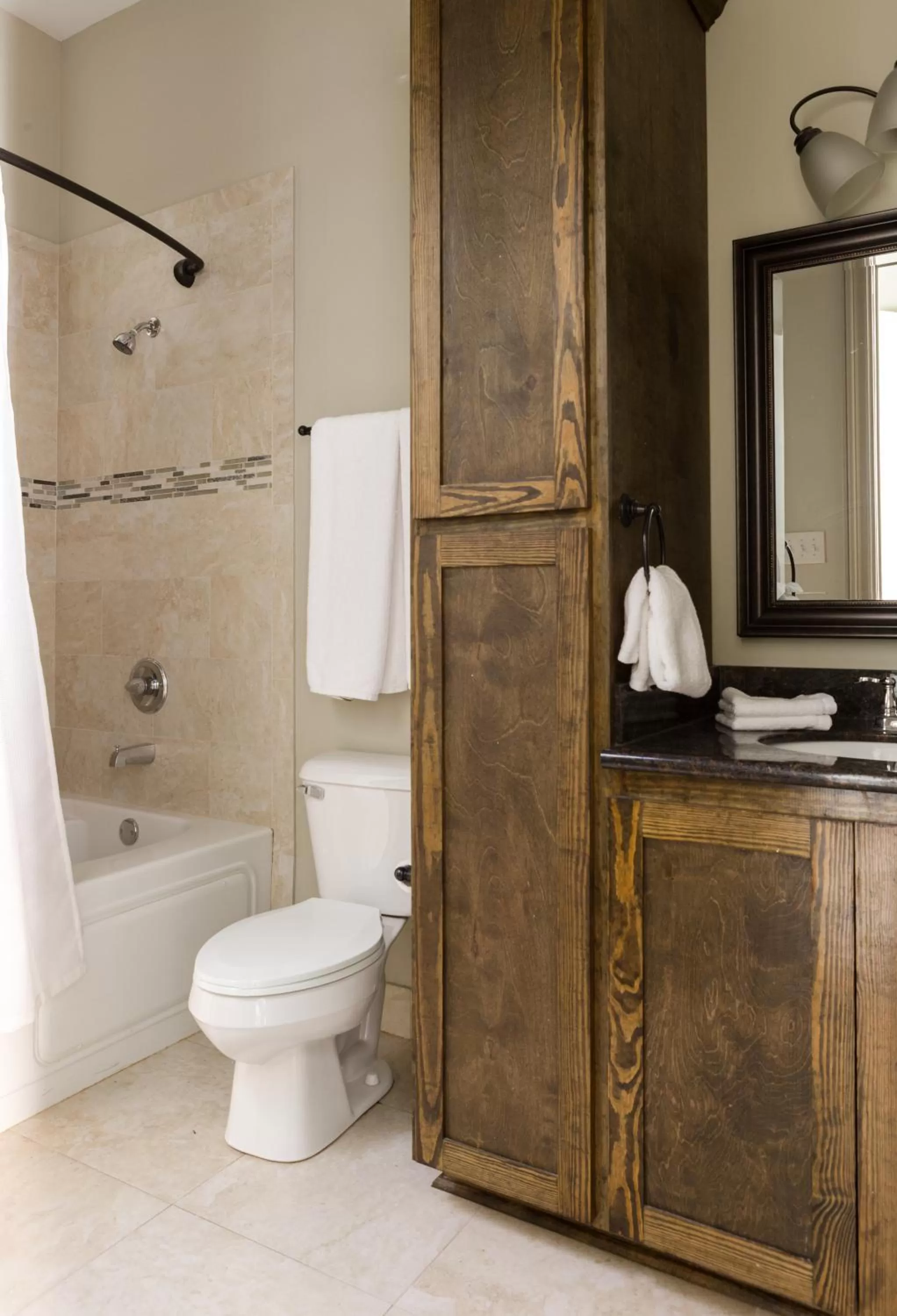 Living room, Bathroom in Sonder The Baronne