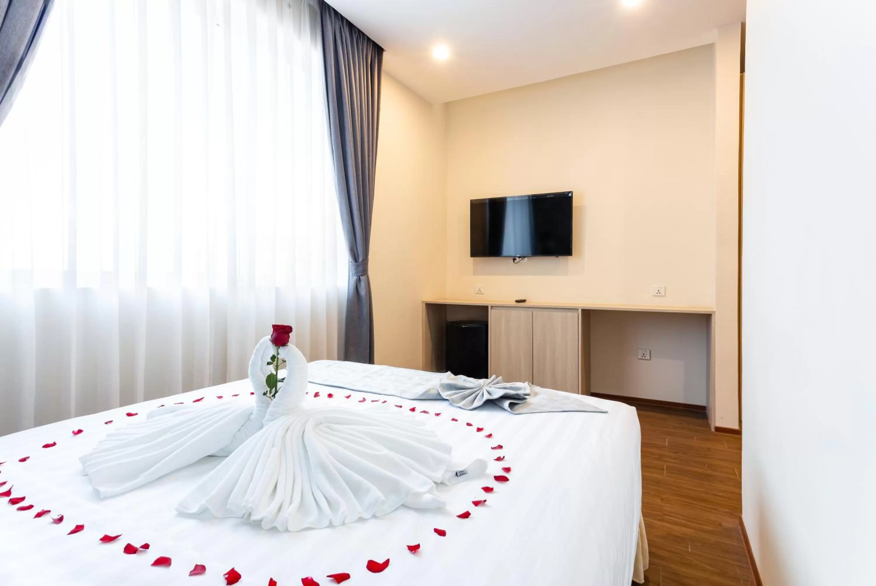 Communal lounge/ TV room, Bed in Joli Hotel