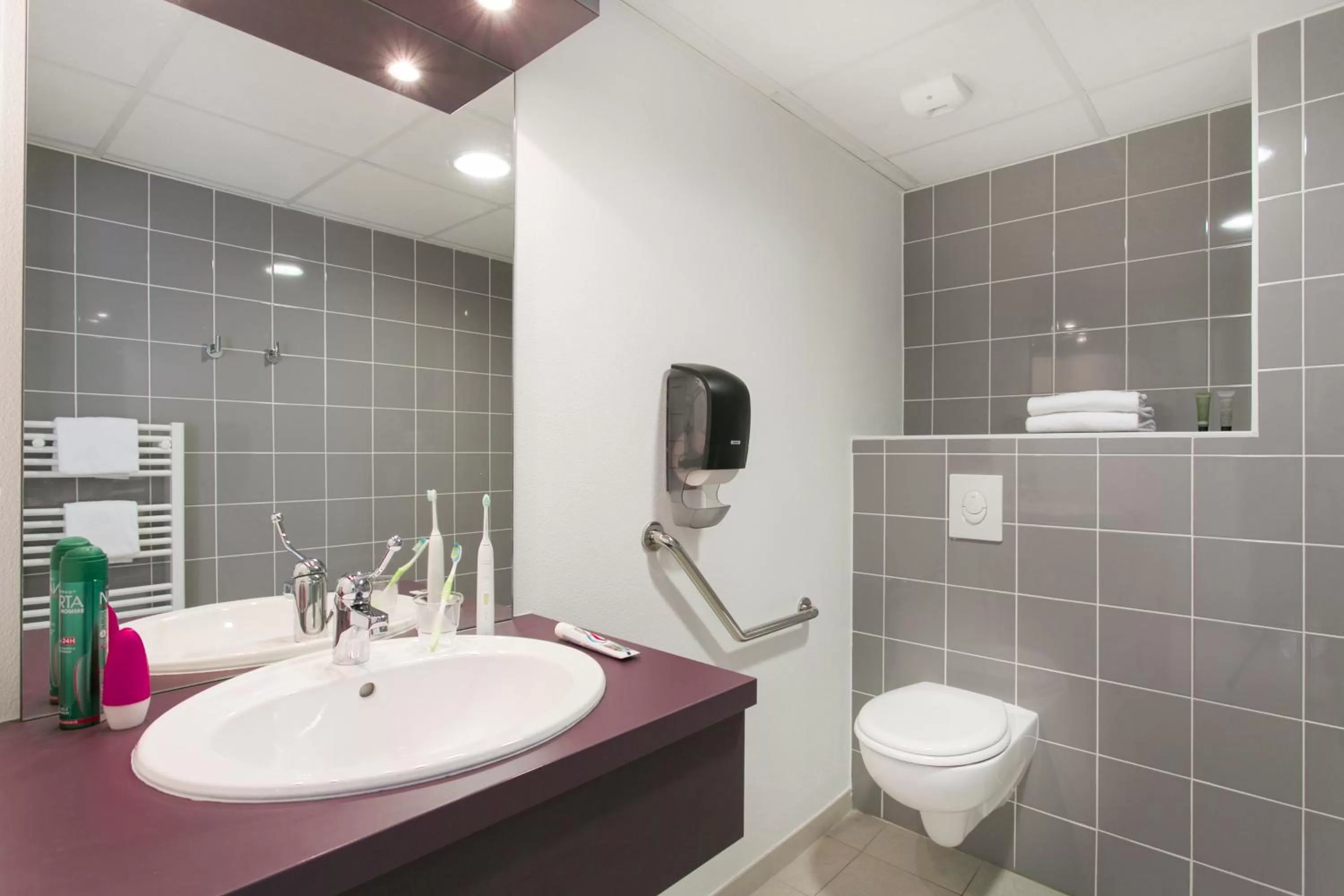 Bathroom in Zenao Appart'hôtels Troyes