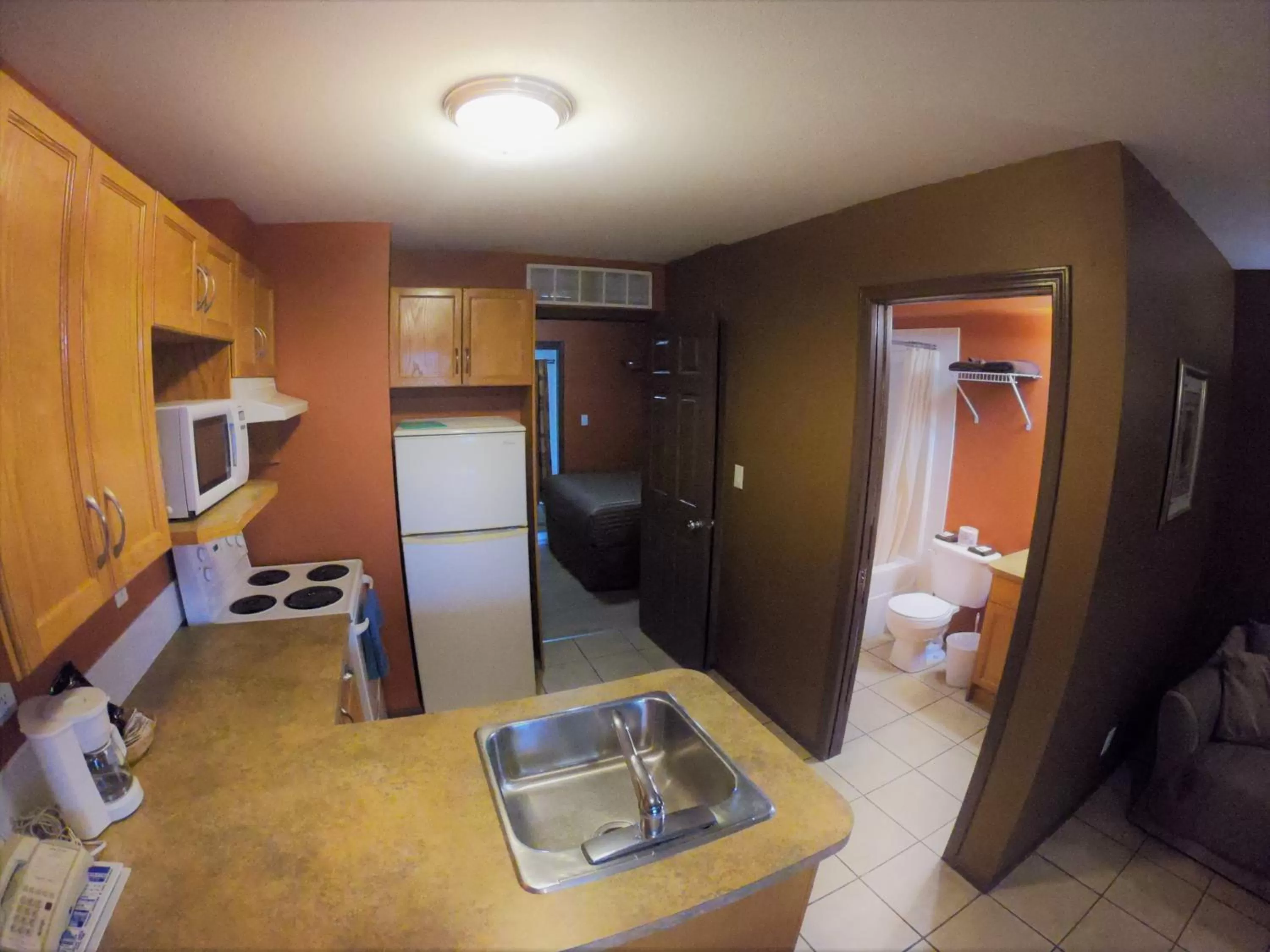 Kitchen or kitchenette in Avalon Inn
