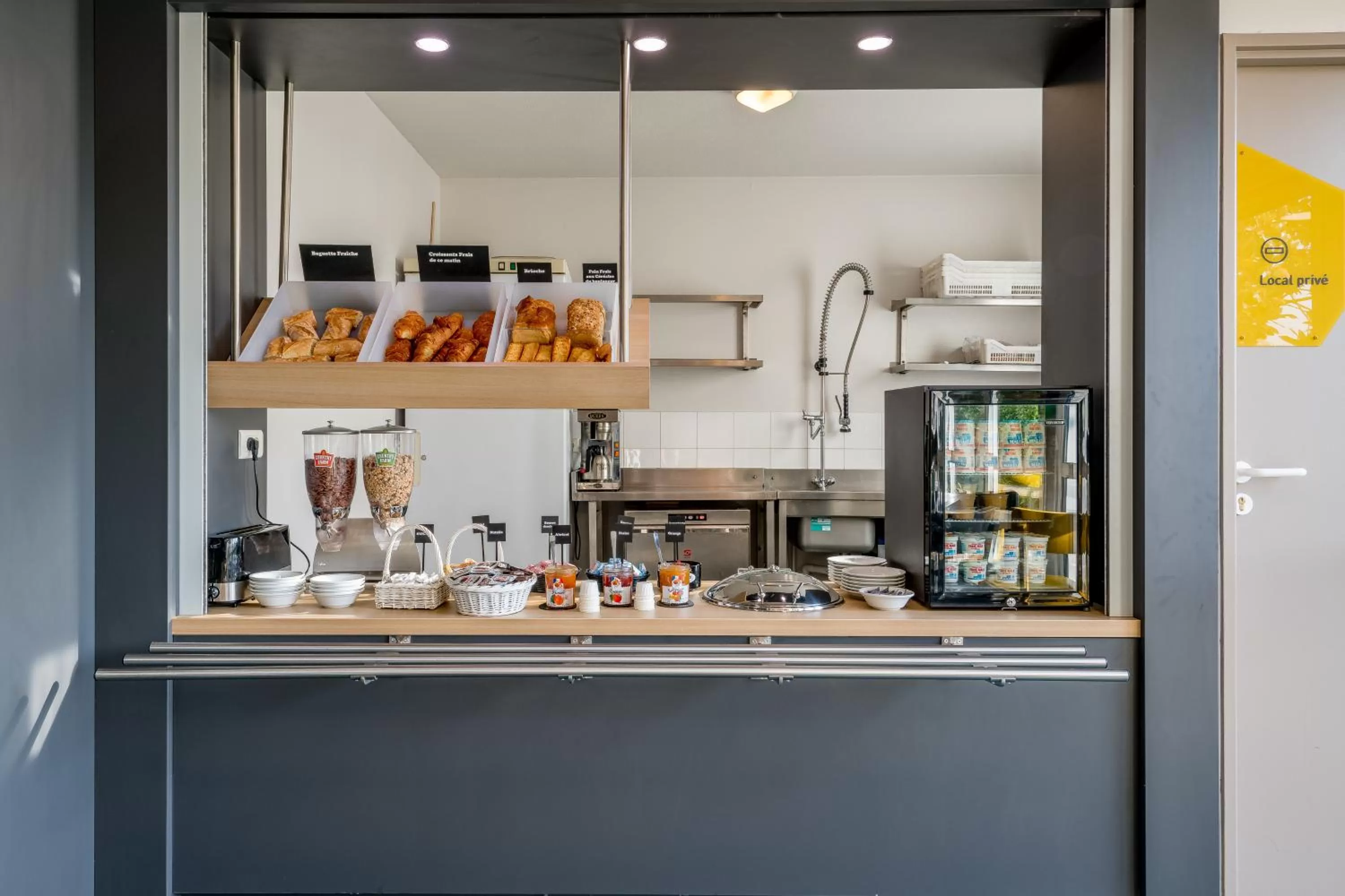 Buffet breakfast in B&B HOTEL Bordeaux Lac sur Bruges