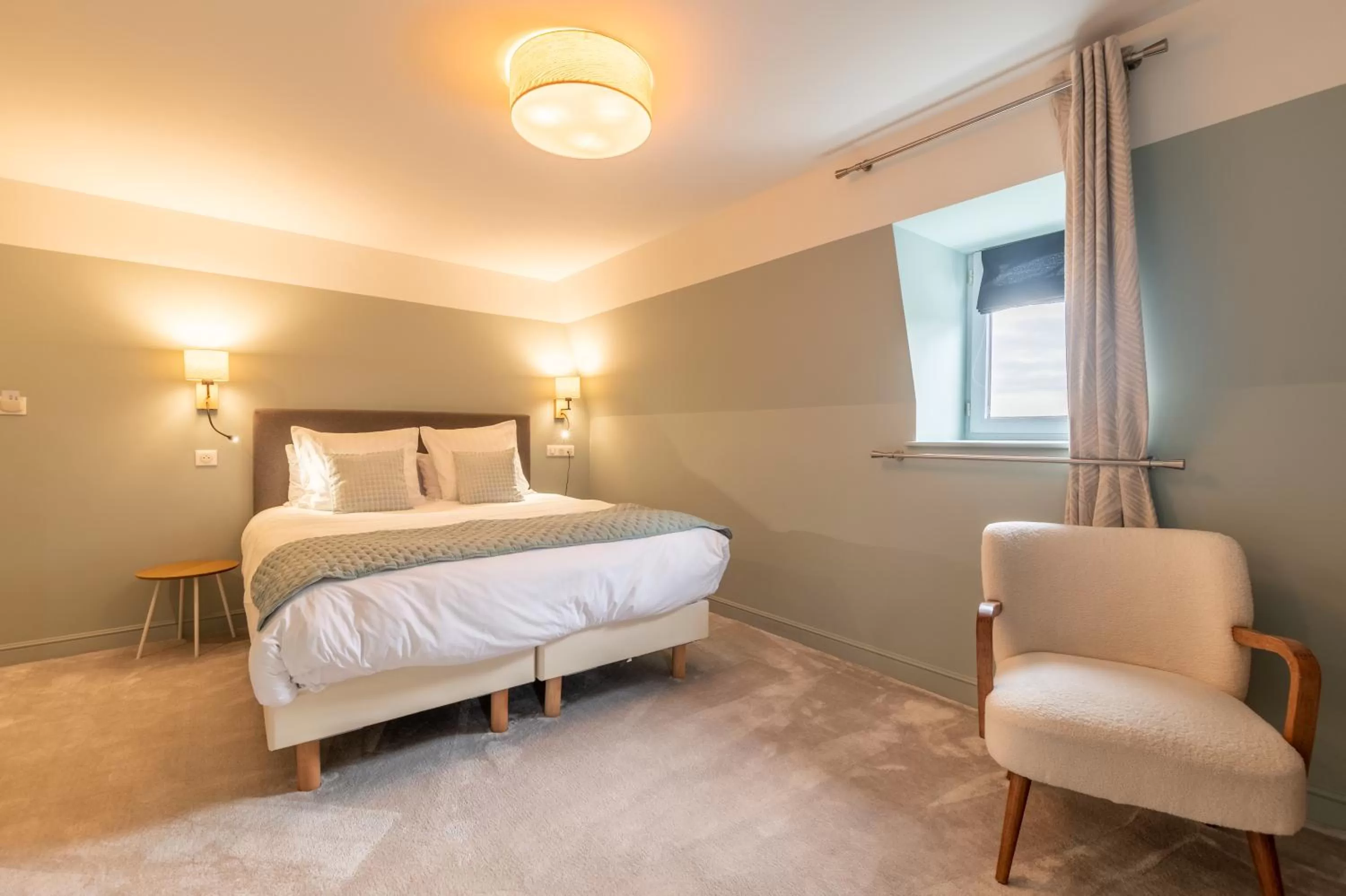 Bed in Hôtel Échappée en Baie - Parking privé gratuit dont forfaits bornes électriques réservable