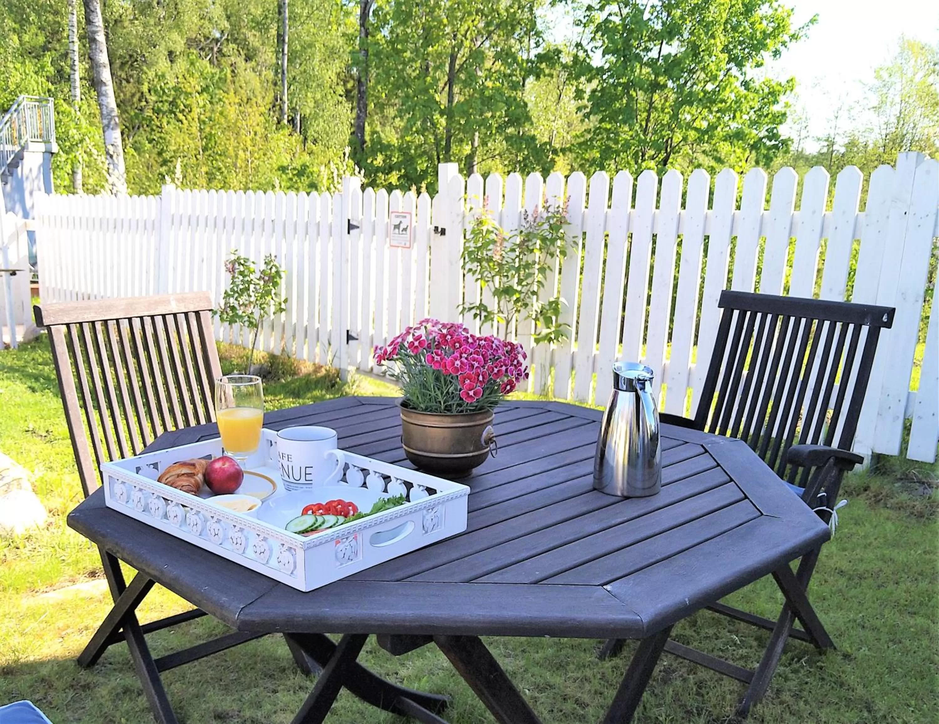 Patio in Villa Jokivarsi Bed & Breakfast
