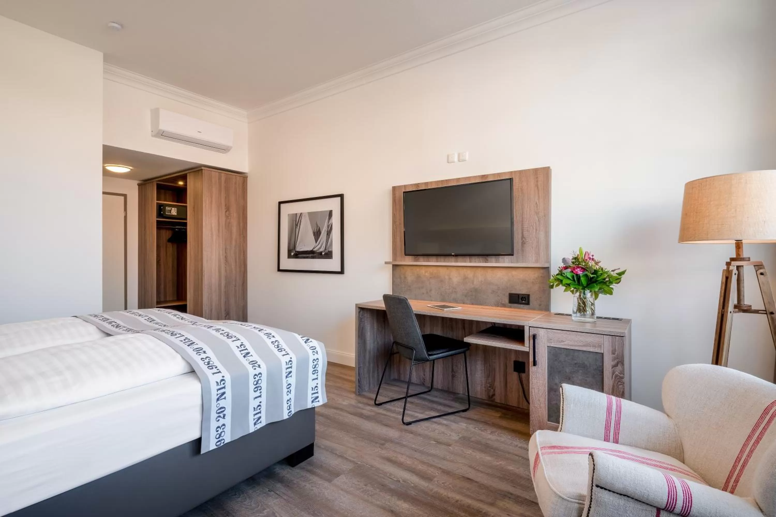 Photo of the whole room, Bed in Hotel Yachtclub