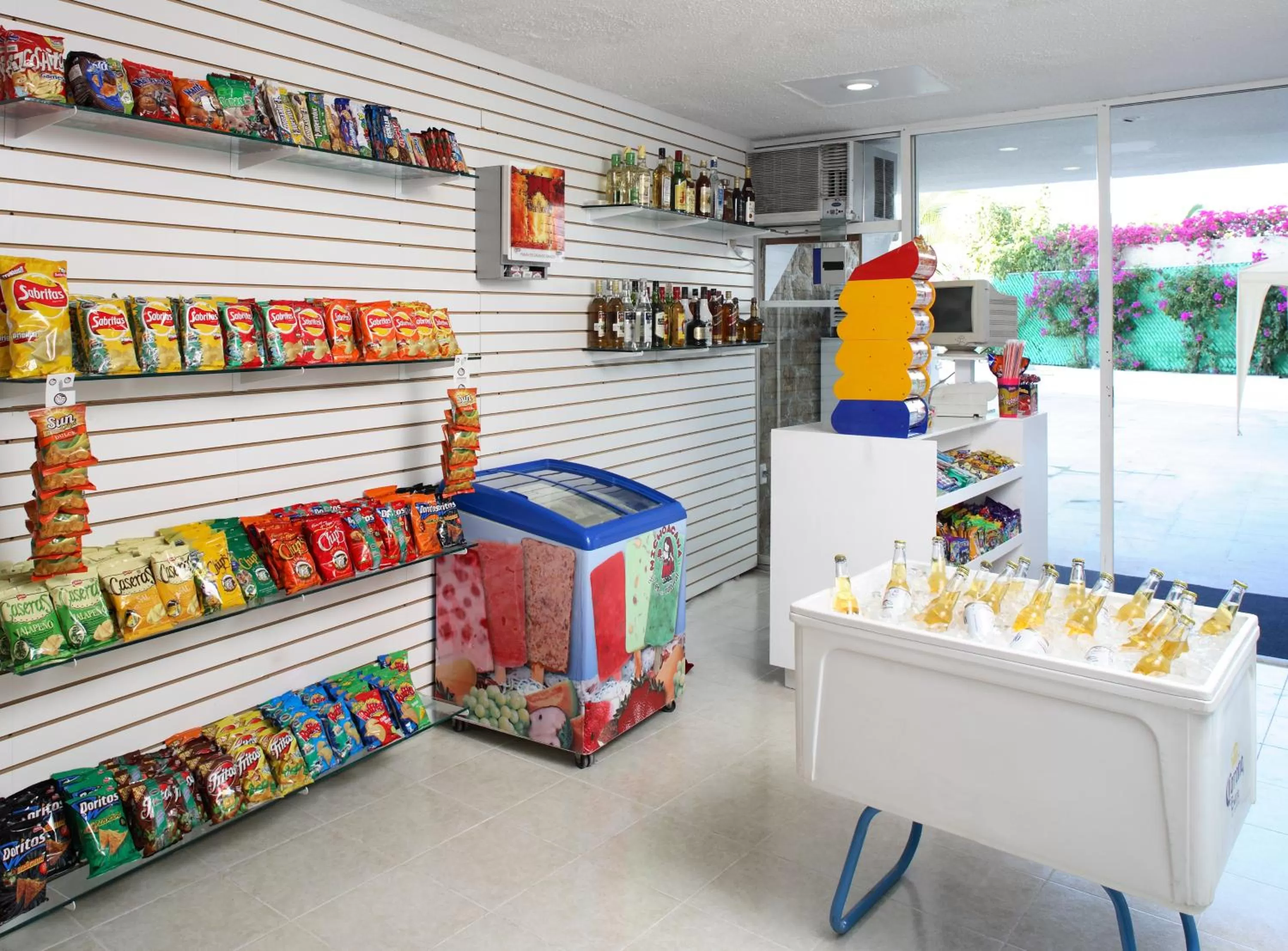 On-site shops in Calinda Beach Acapulco