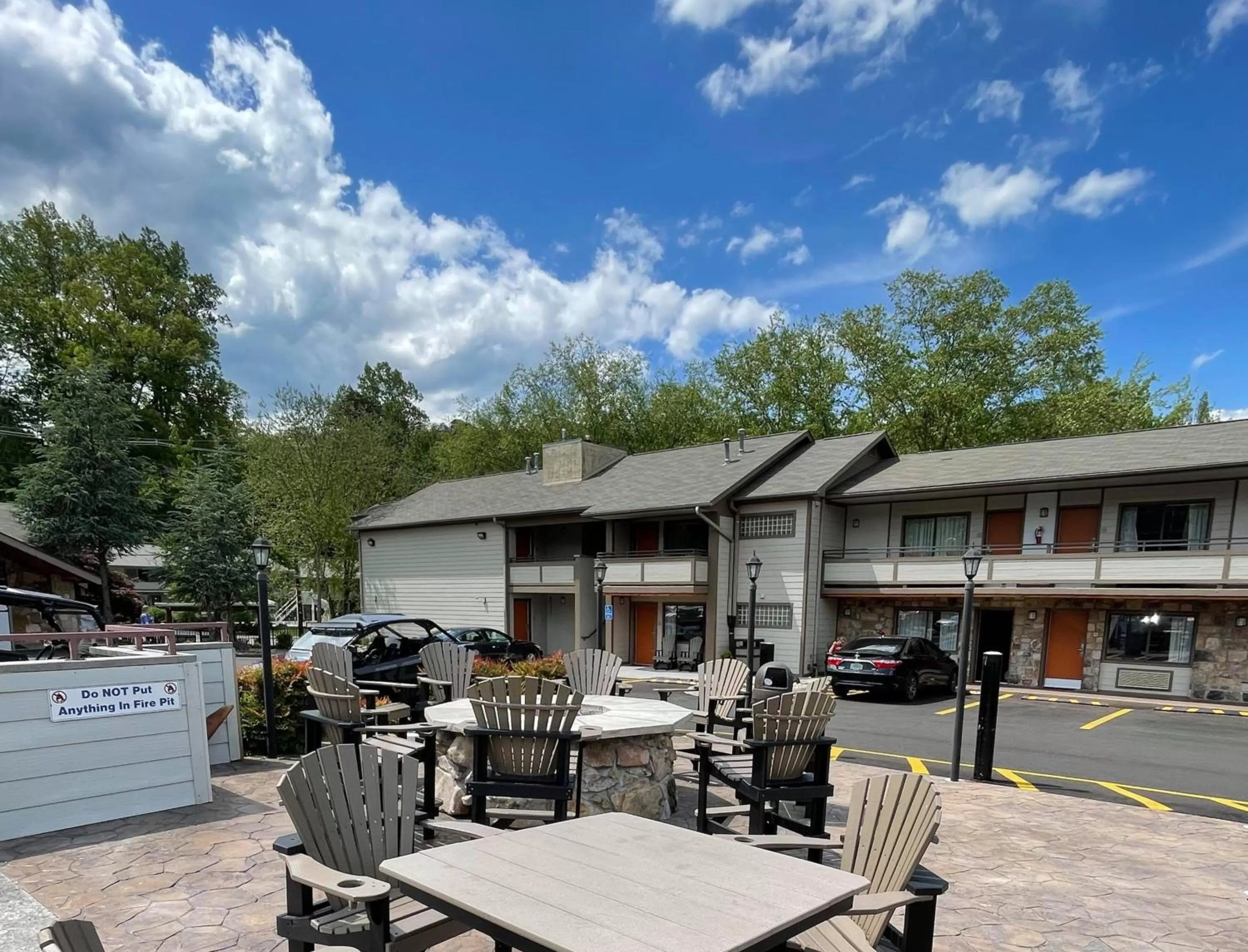 Property building in Howard Johnson by Wyndham Downtown Gatlinburg