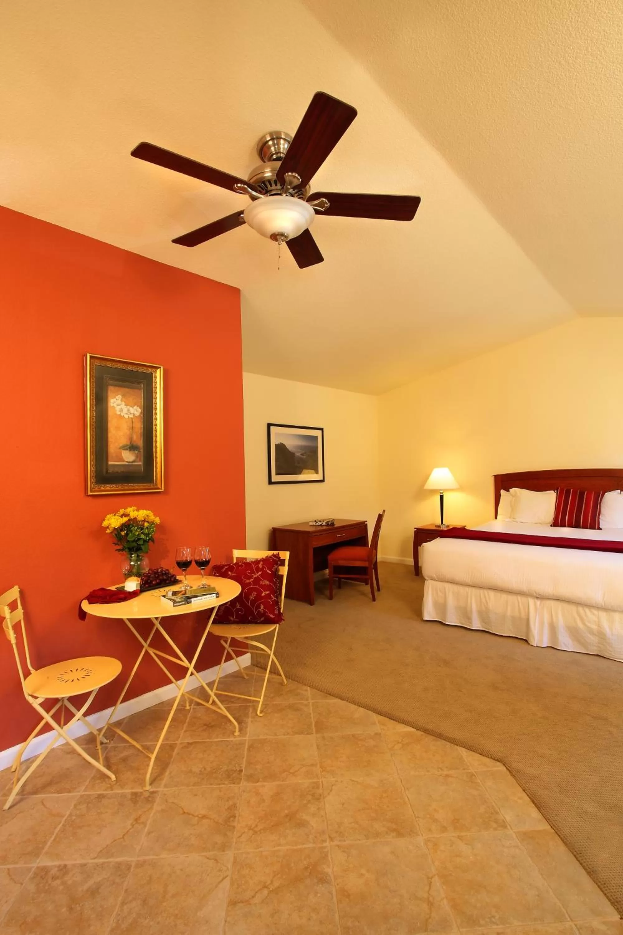 Dining area, Bed in West Sonoma Inn & Spa