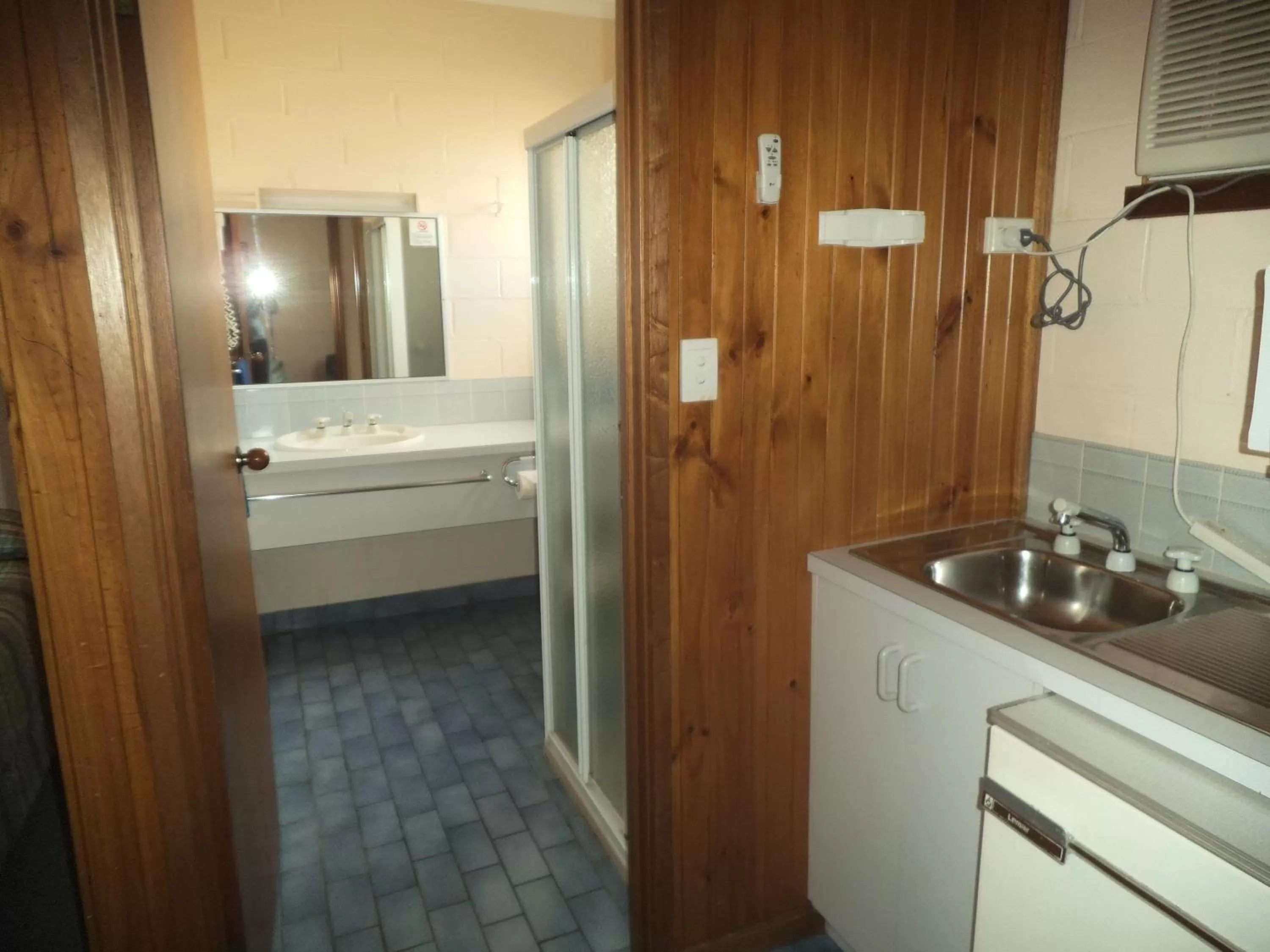 Shower, Kitchen/Kitchenette in Yarragon Motel