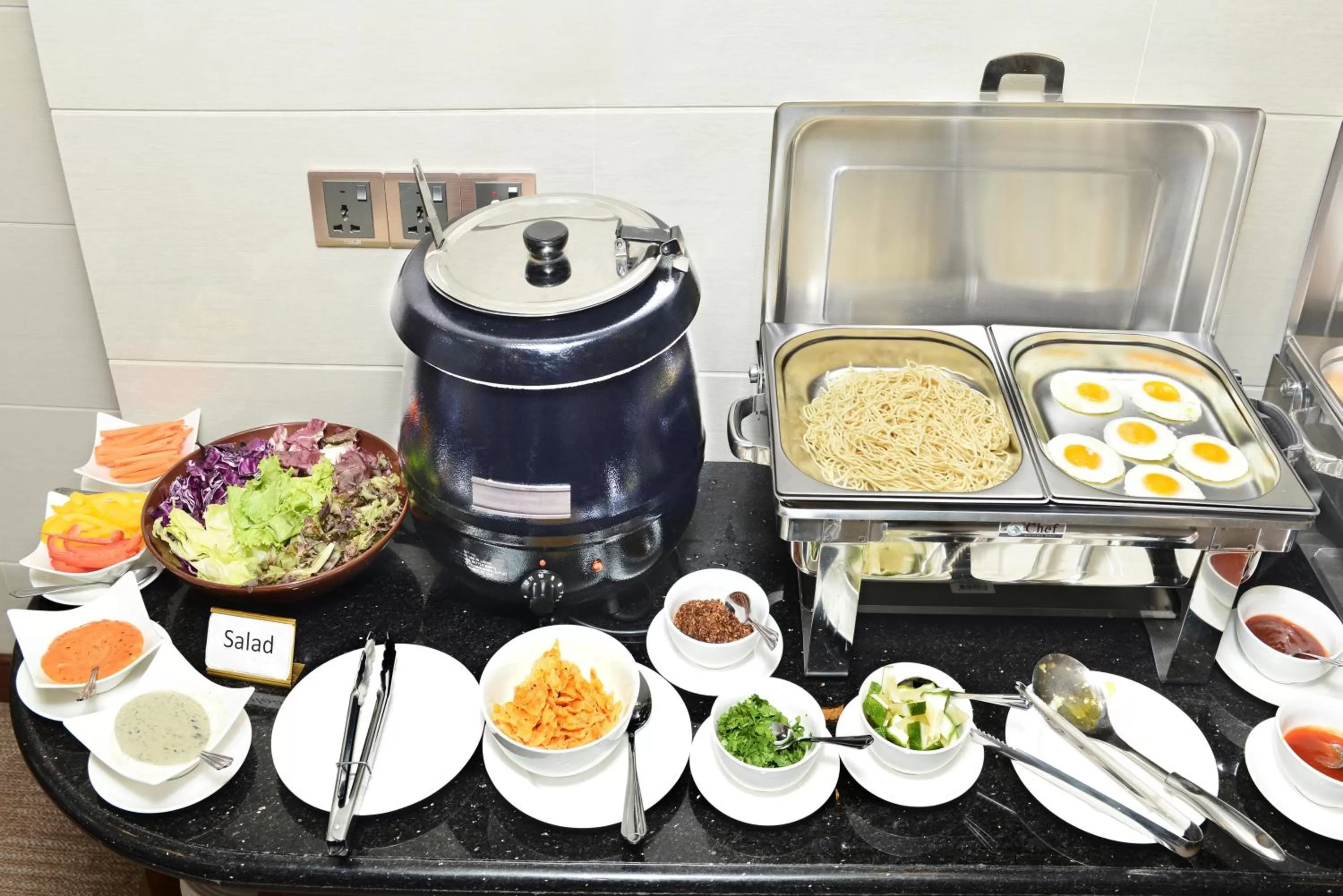 Restaurant/places to eat in Hotel Bond