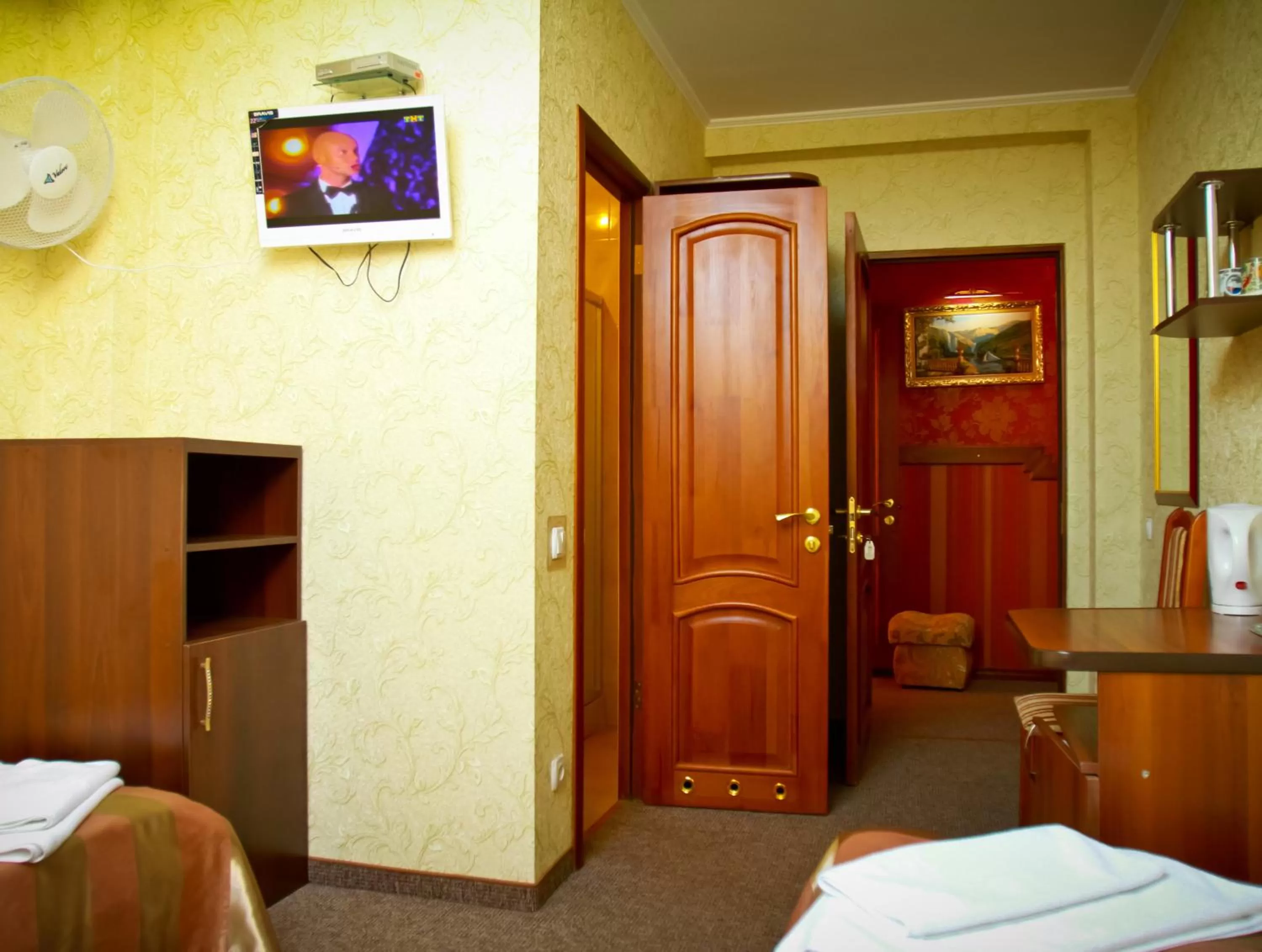 Shower, TV/Entertainment Center in Motel Kurortnyy & SPA