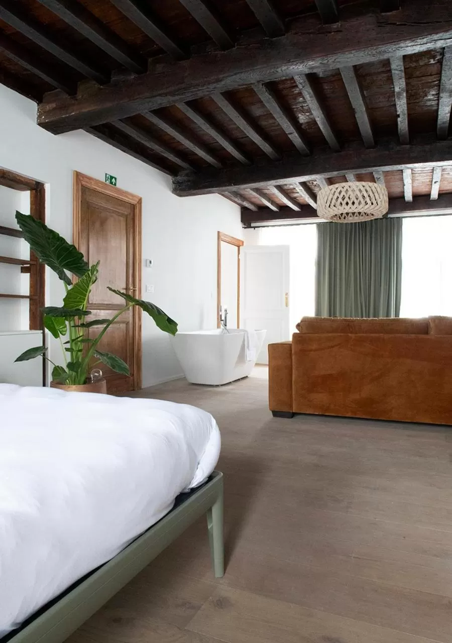 Photo of the whole room, Bed in The Greenhouse