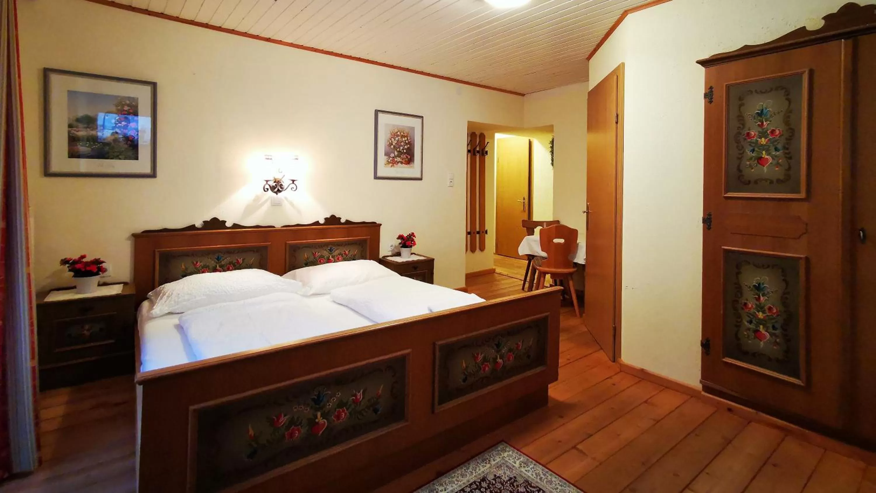 Photo of the whole room, Bed in Gasthof Geronimo
