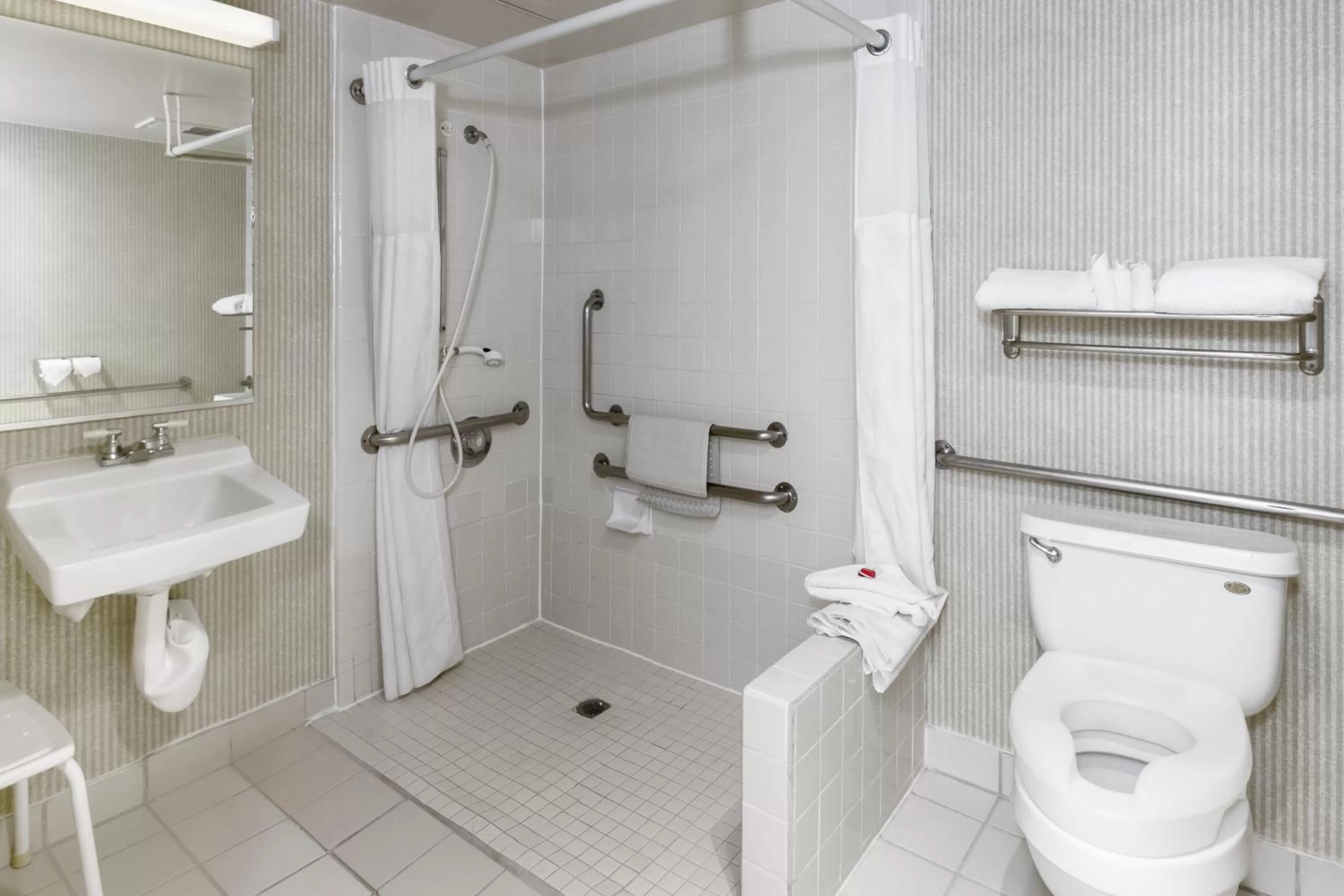 King Room - Mobility/Hearing Impaired Access - Non-Smoking in Ramada by Wyndham Costa Mesa/Newport Beach