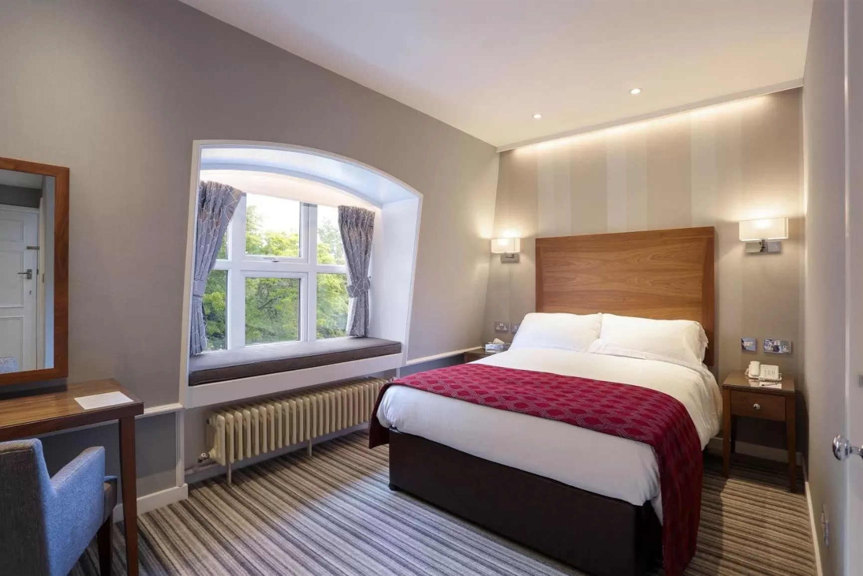 Photo of the whole room, Bed in West Lodge Park