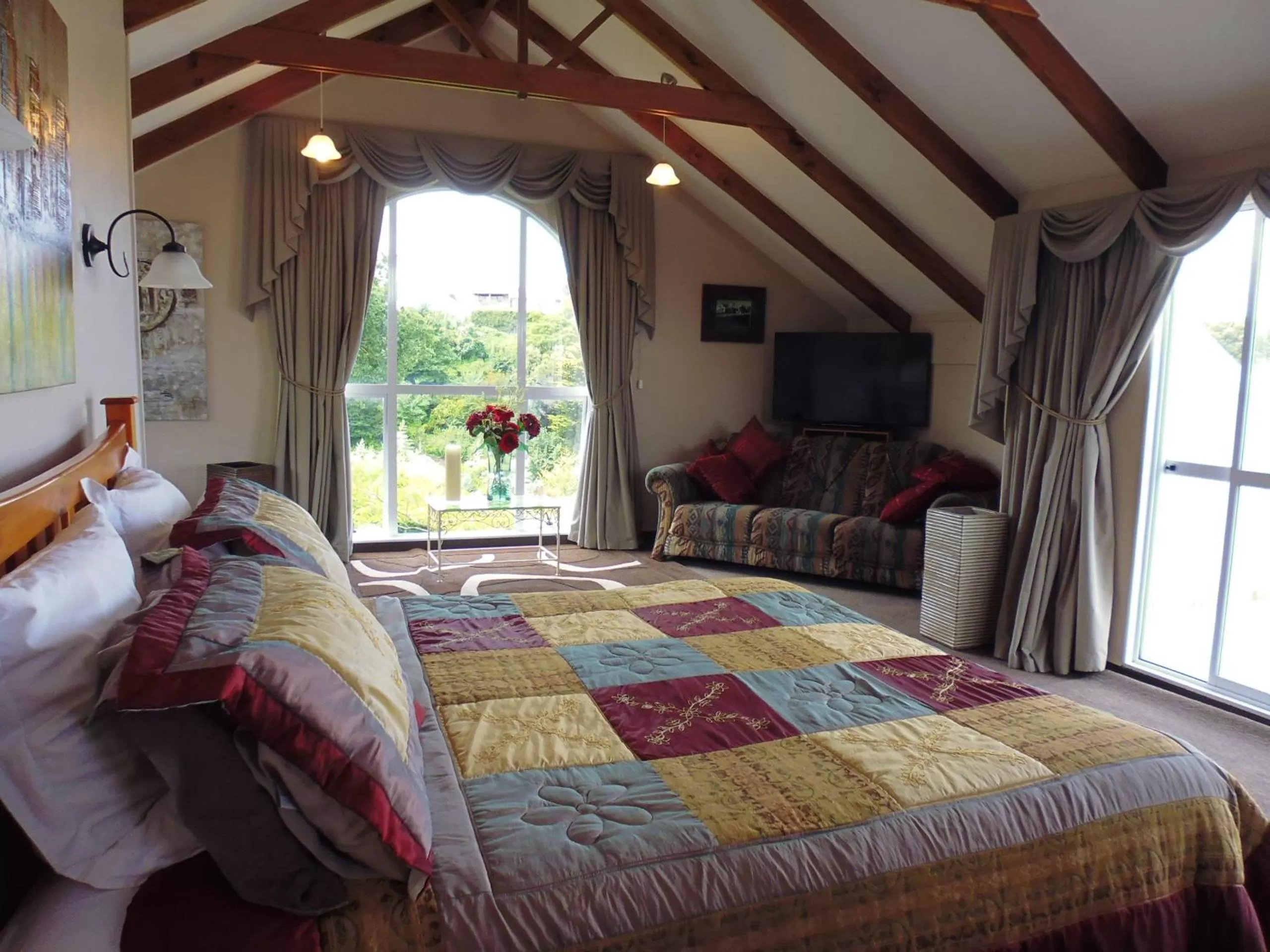 Bedroom, Bed in MnM's BnB