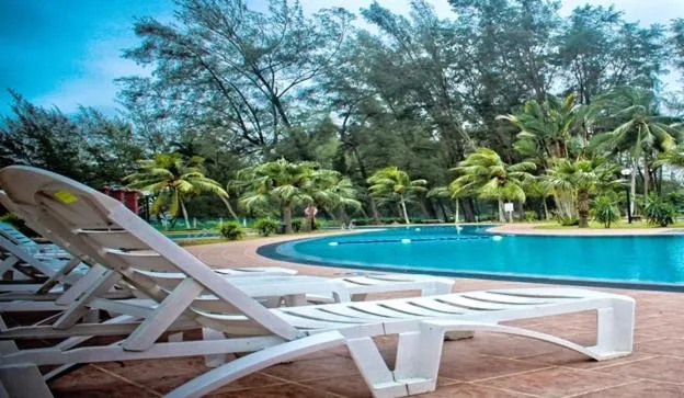 Swimming pool in De Rhu Beach Resort