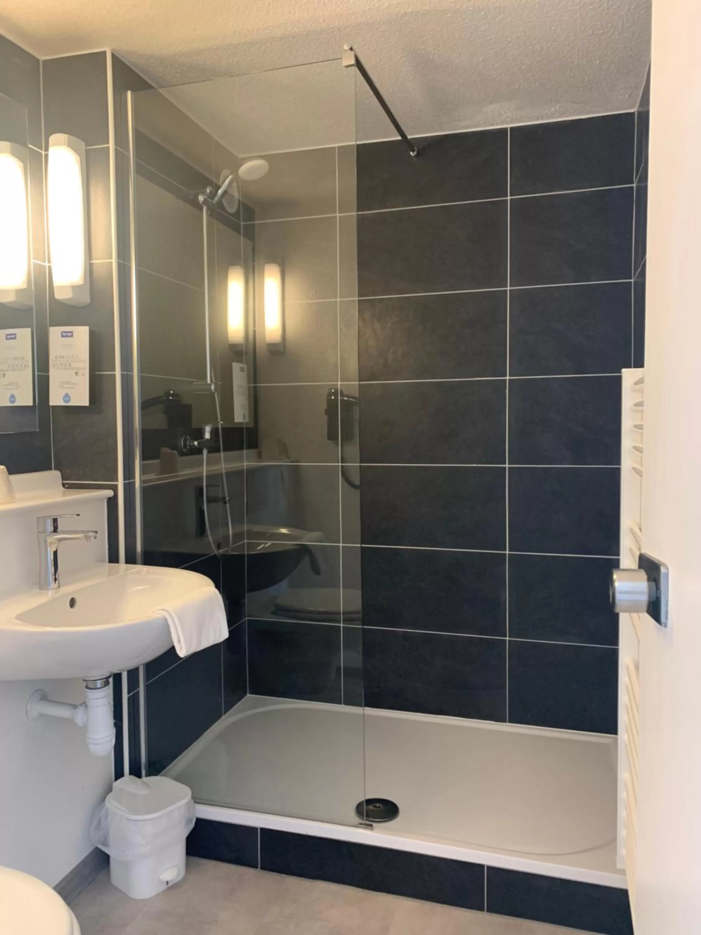 Bathroom in Kyriad Châteauroux - Saint-Maur