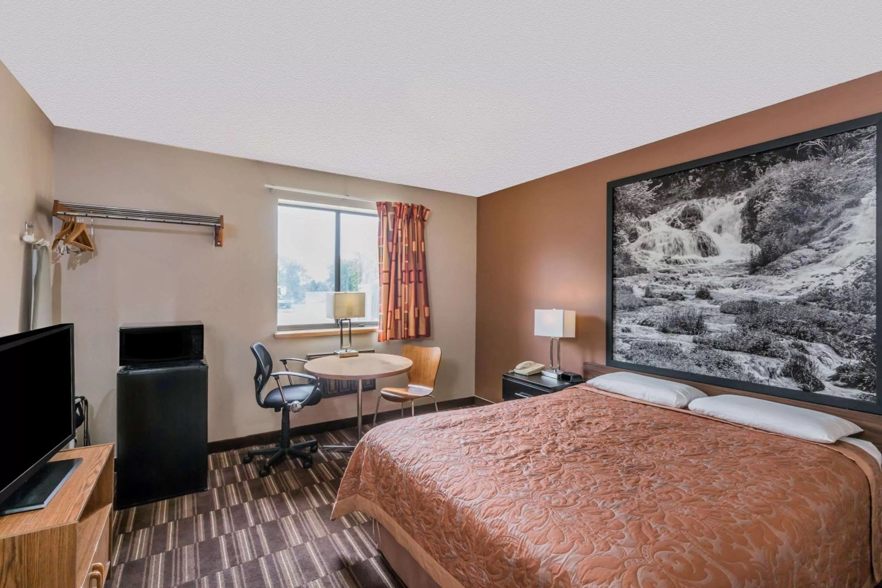 Photo of the whole room, Bed in Super 8 by Wyndham Madison