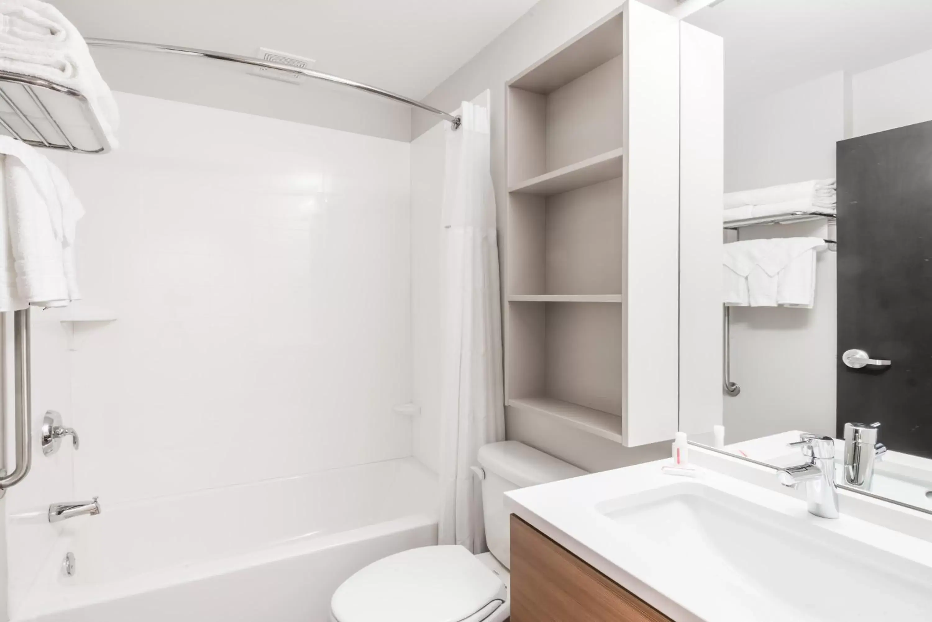 Queen Room - Non-Smoking in Microtel Inn & Suites by Wyndham - Penn Yan Queen Room - Non-Smoking in Microtel Inn & Suites by Wyndham - Penn Yan