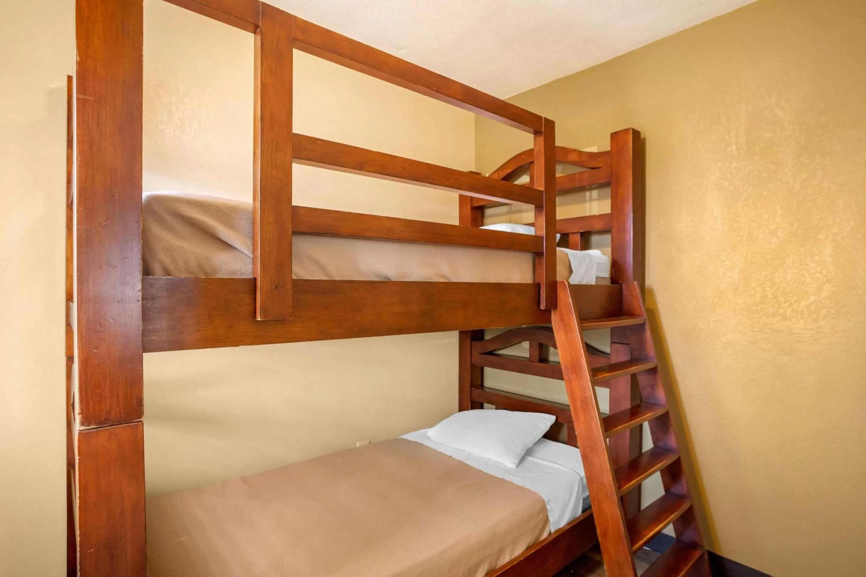 Photo of the whole room, Bed in Comfort Inn San Diego Airport At The Harbor