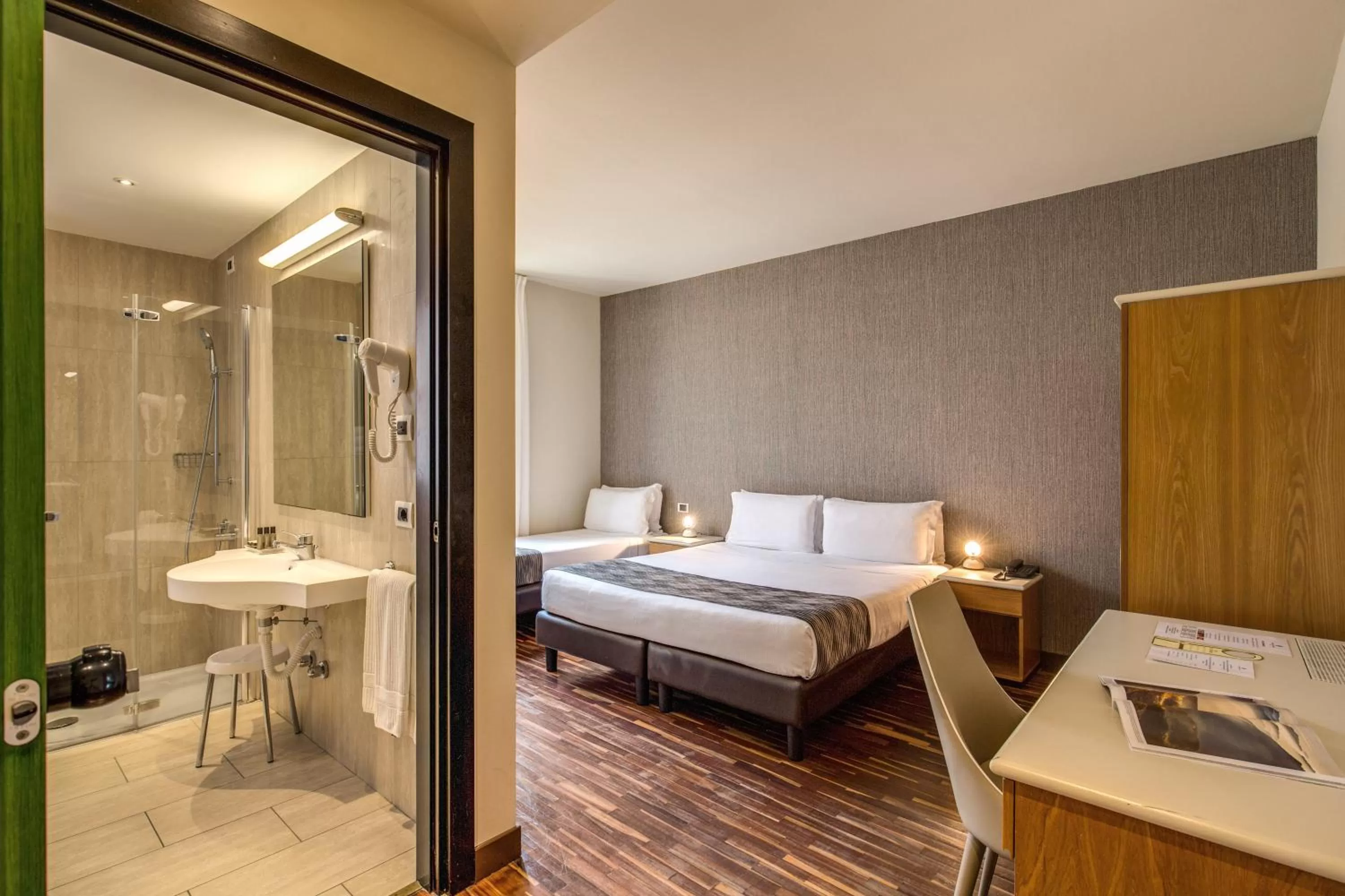 Bathroom, Bed in Albergo Firenze