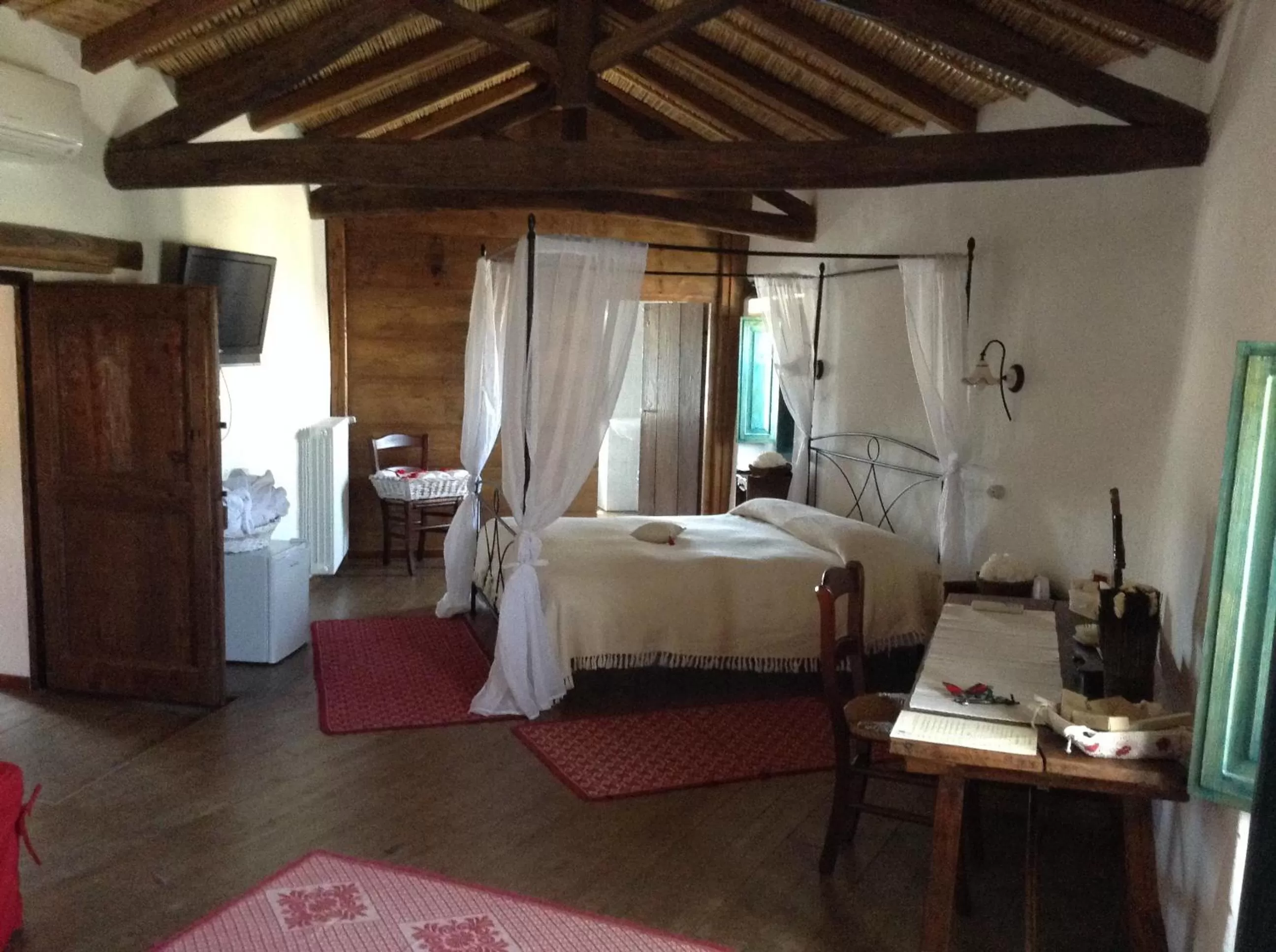 Shower, Bed in B&B Charme Sa Pardina