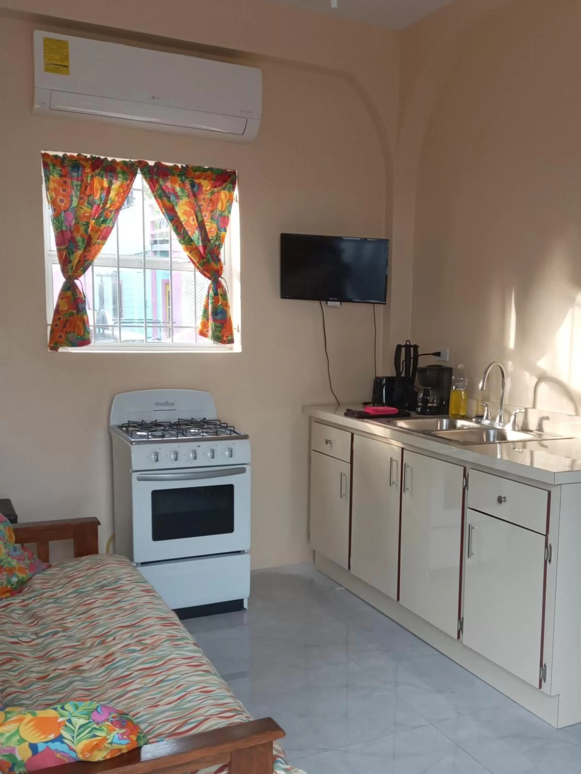 Living room, Kitchen/Kitchenette in Barefoot Beach Belize
