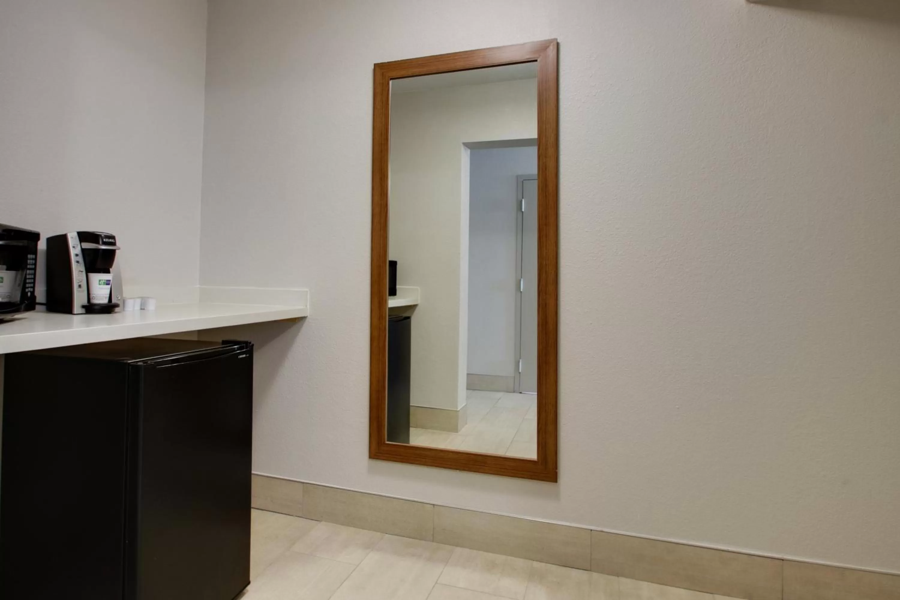 Photo of the whole room in Holiday Inn Express & Suites Wapakoneta by IHG