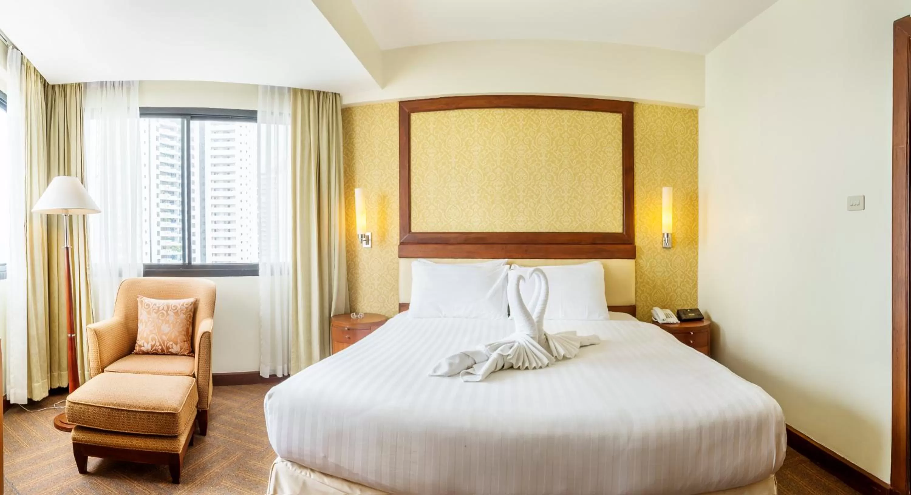 Bed in Jomtien Palm Beach Hotel and Resort