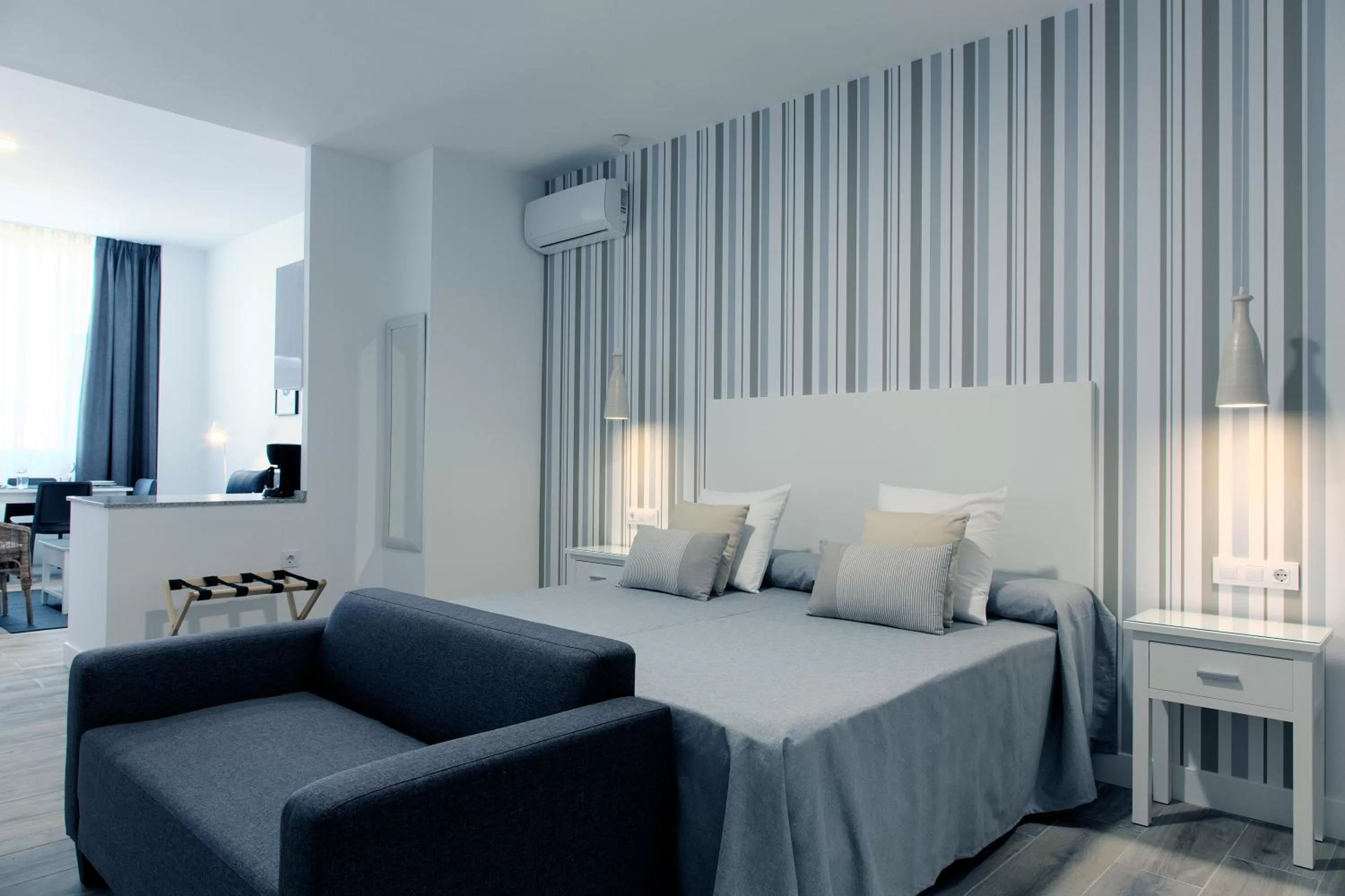 Kitchen or kitchenette, Bed in Hotel Apartamentos MPD