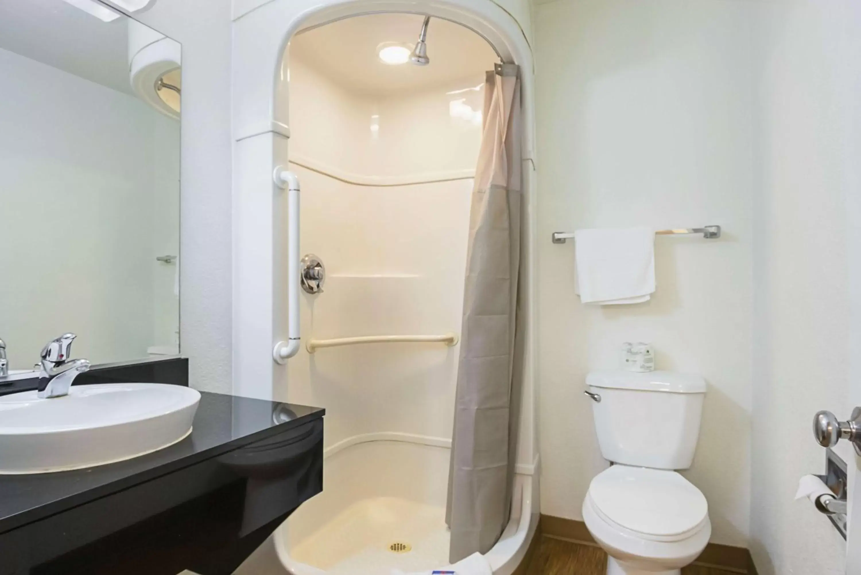 Quadruple Room - Disability Access - Roll in Shower in Motel 6-Rochester, MN Quadruple Room - Disability Access - Roll in Shower in Motel 6-Rochester, MN