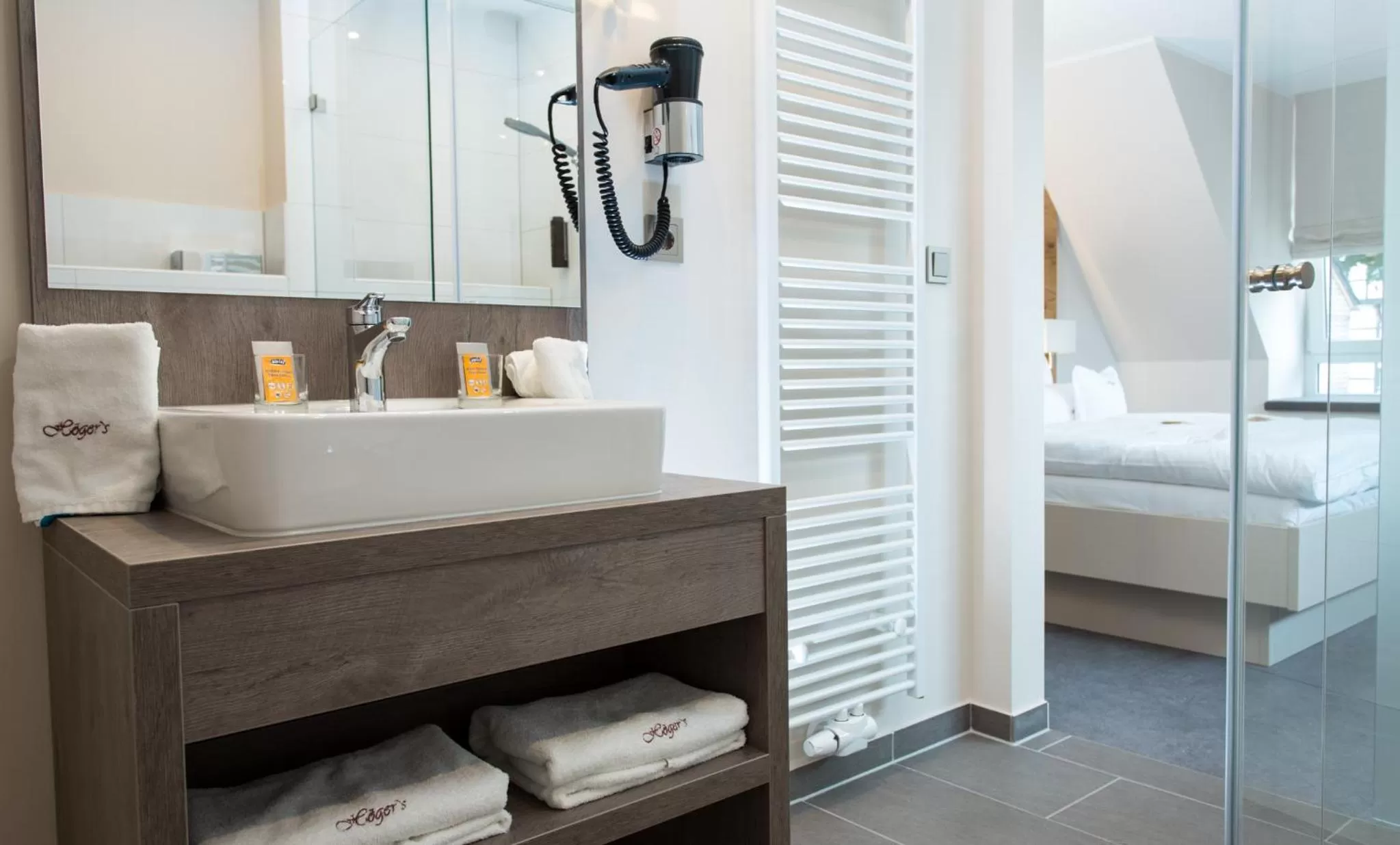 Bathroom, Bed in Höger's Hotel & Restaurant