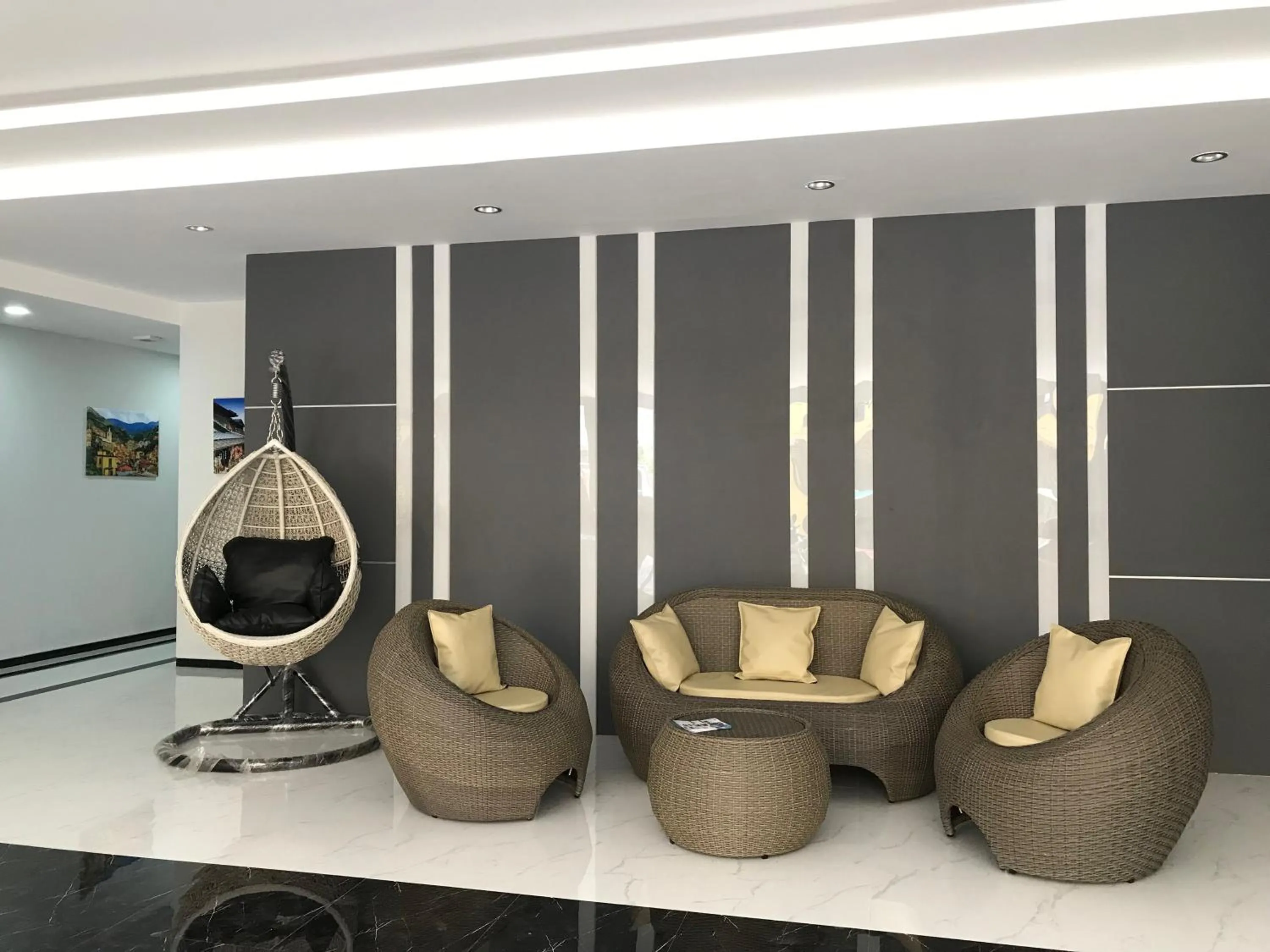 Seating area in RedDoorz Plus near Politeknik Negeri Malang