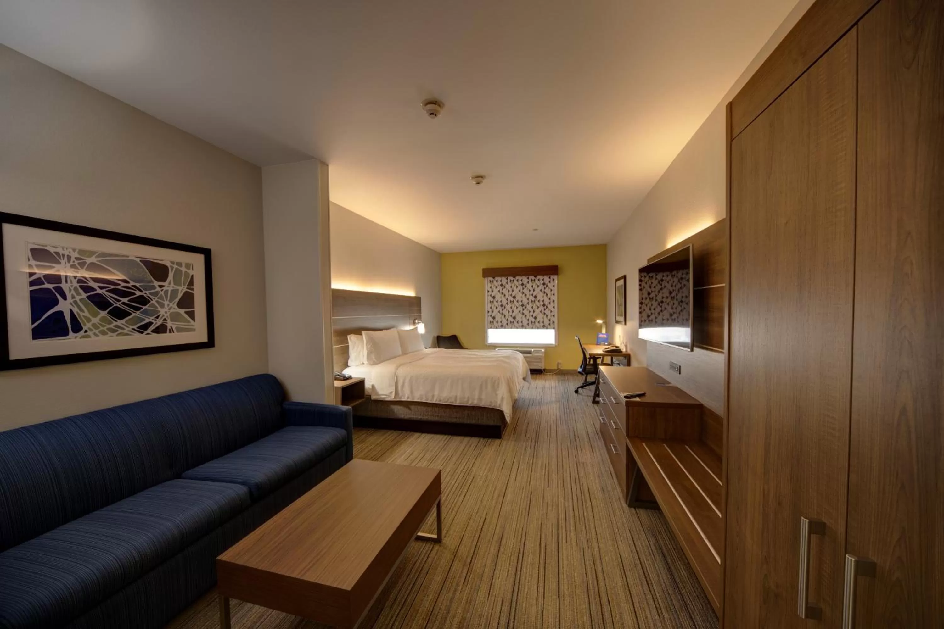 Bed in Holiday Inn Express & Suites Oklahoma City West-Yukon by IHG