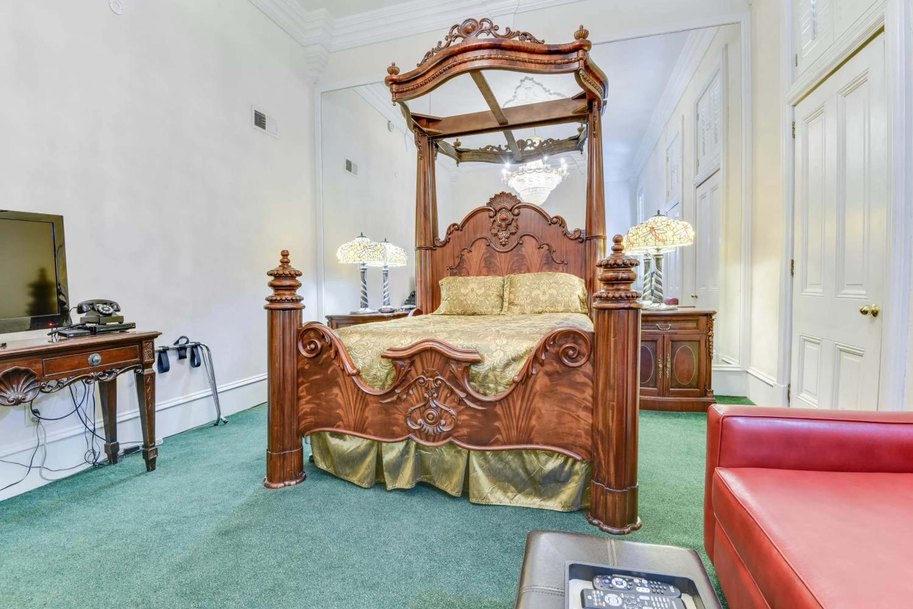 Photo of the whole room, Bed in Chateau Orleans