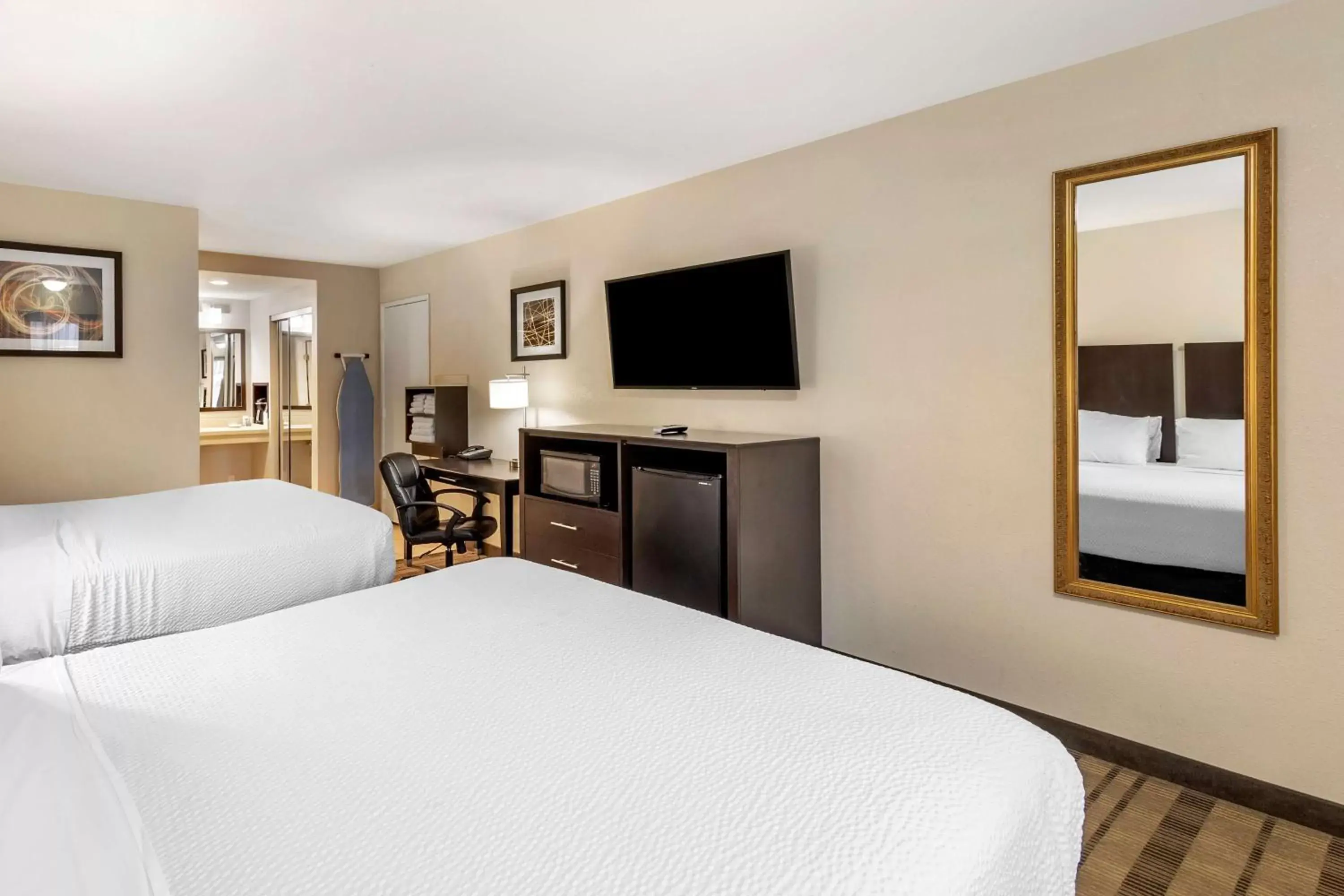 Queen Room with Two Queen Beds and Roll-In Shower - Disability Access/Non-Smoking in Best Western Country Inn Temecula Queen Room with Two Queen Beds and Roll-In Shower - Disability Access/Non-Smoking in Best Western Country Inn Temecula