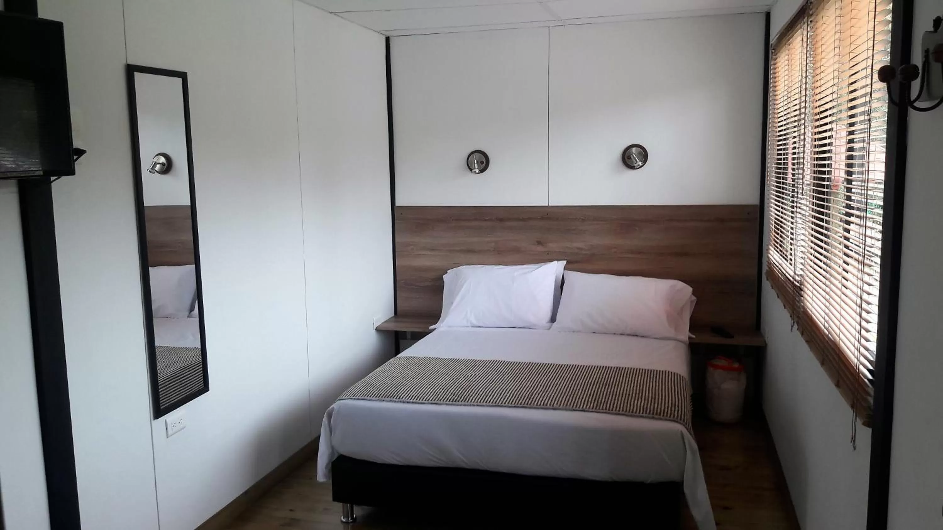 Photo of the whole room, Bed in ALTO LODGING Centro de Entrenamiento Deportivo y Negocios, a 2 pasos del Aeropuerto JMC, Transporte Incluido