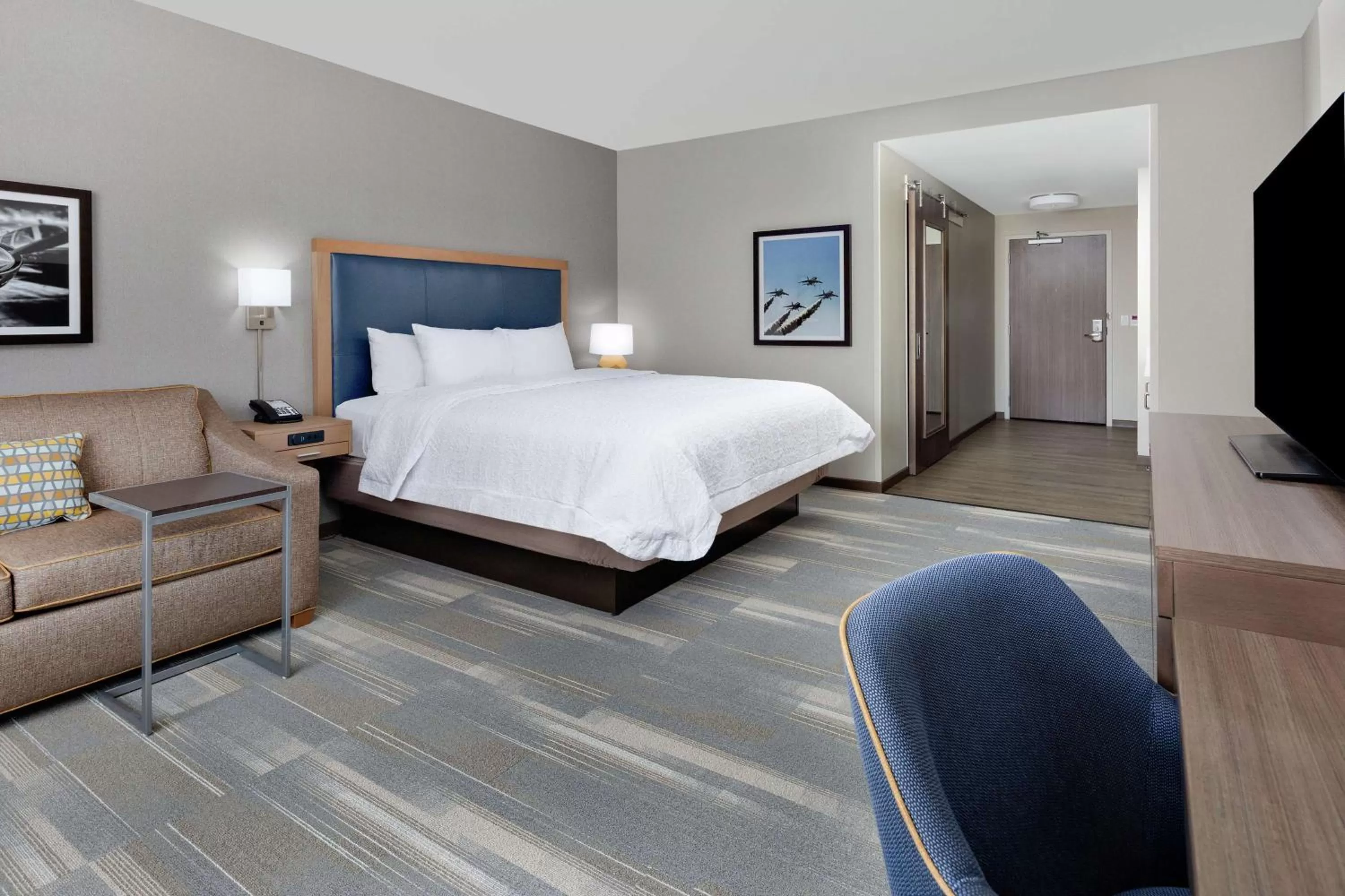 Living room, Bed in Hampton Inn & Suites San Diego Airport Liberty Station