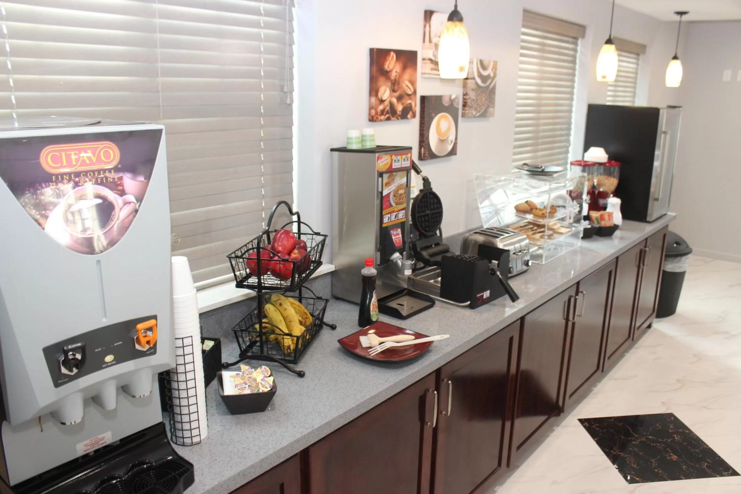 Breakfast in Paris Inn & Suites